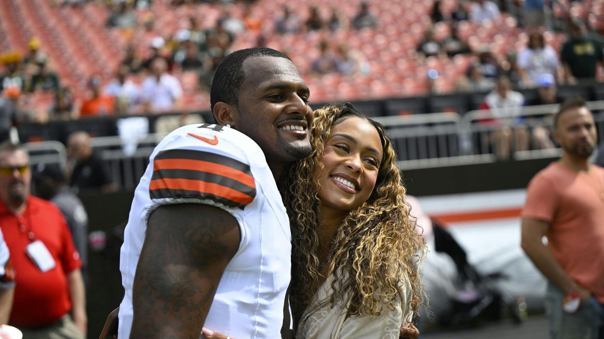 Deshaun Watson og Jilly Anais skal giftes. Det afslører kendisparret på Instagram.