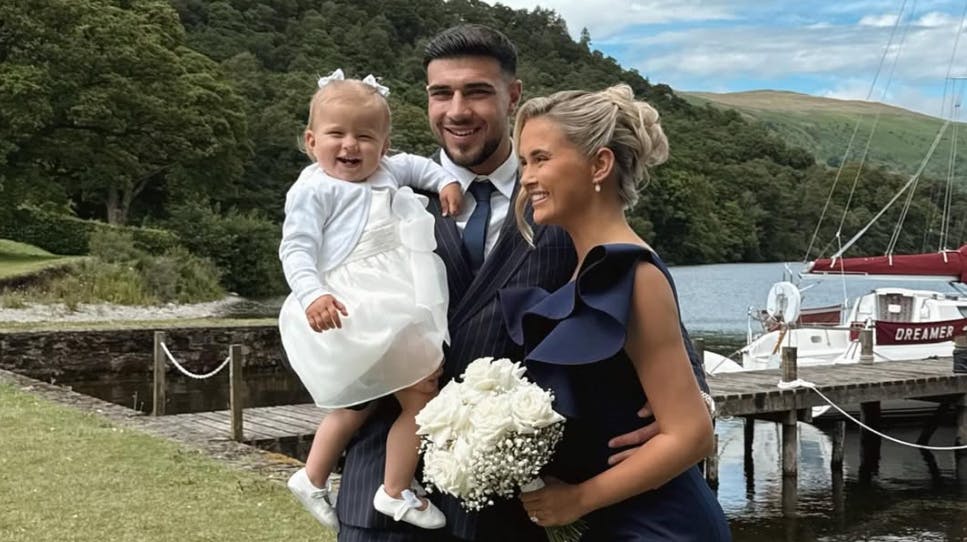 Så store var smilene en måned inden, at Molly-Mae Hague afslørede, at hun og Tommy Fury havde brudt forlovelsen. Men nu er de taget på en romantisk familieferie sammen.