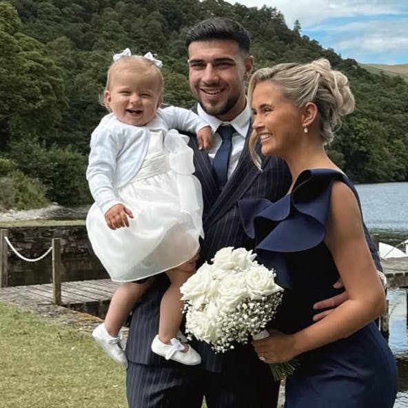 Så store var smilene en måned inden, at Molly-Mae Hague afslørede, at hun og Tommy Fury havde brudt forlovelsen. Men nu er de taget på en romantisk familieferie sammen.