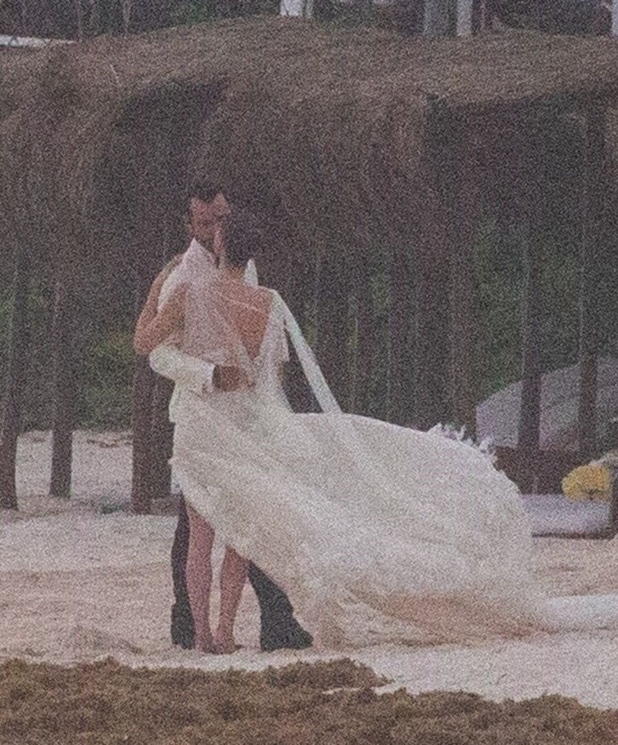 Justin og Nicole fik efter vielsen taget fotos på stranden i Mexico.