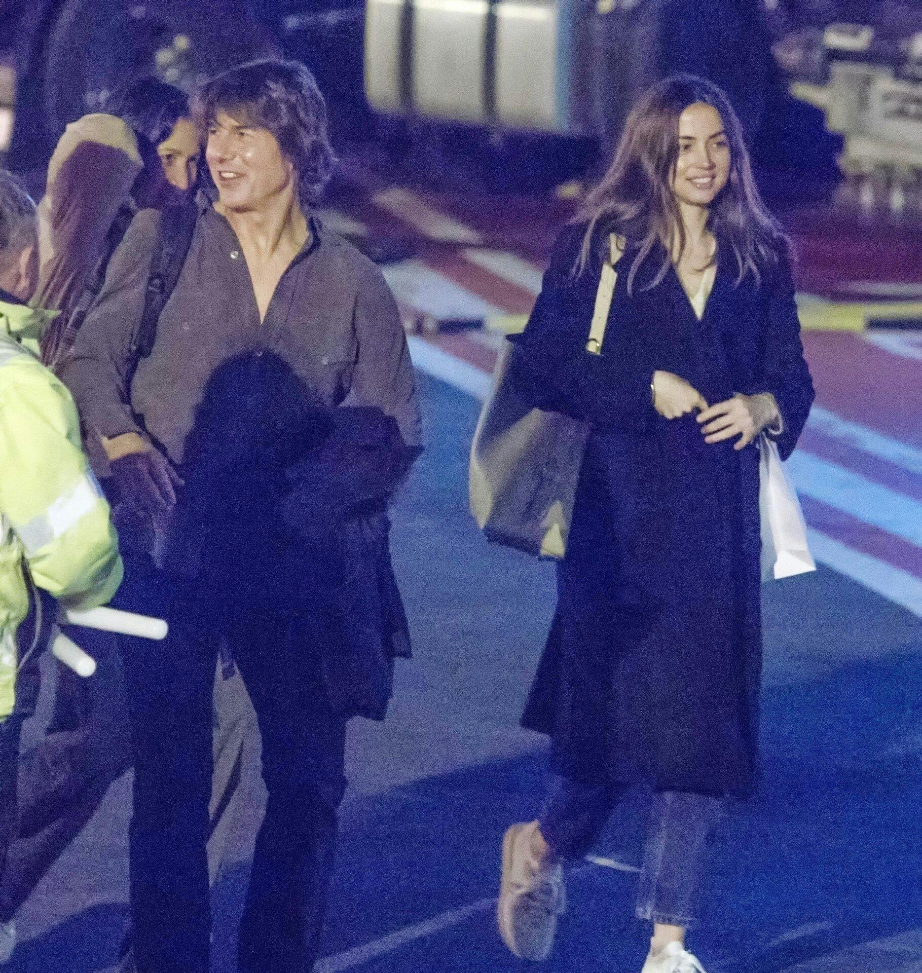 Tom Cruise og Ana de Armas ankom for anden aften i træk sammen på London Heliport.