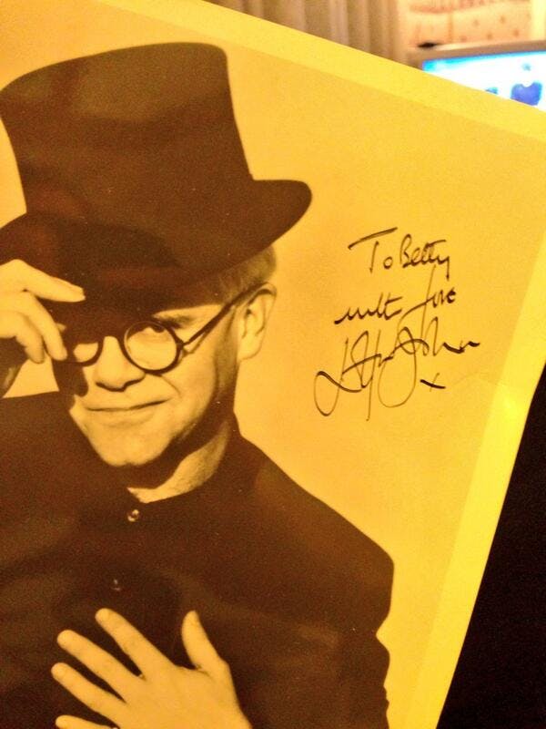 Det har tidligere set sådan ud, når Elton John gav autografer.