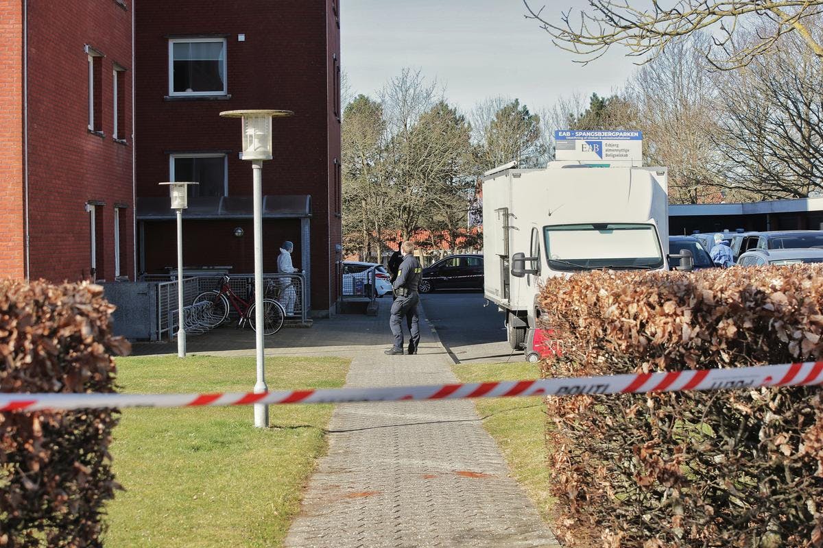 Politiet er massivt til stede ved Skrænten i Esbjerg efter fundet af død person.