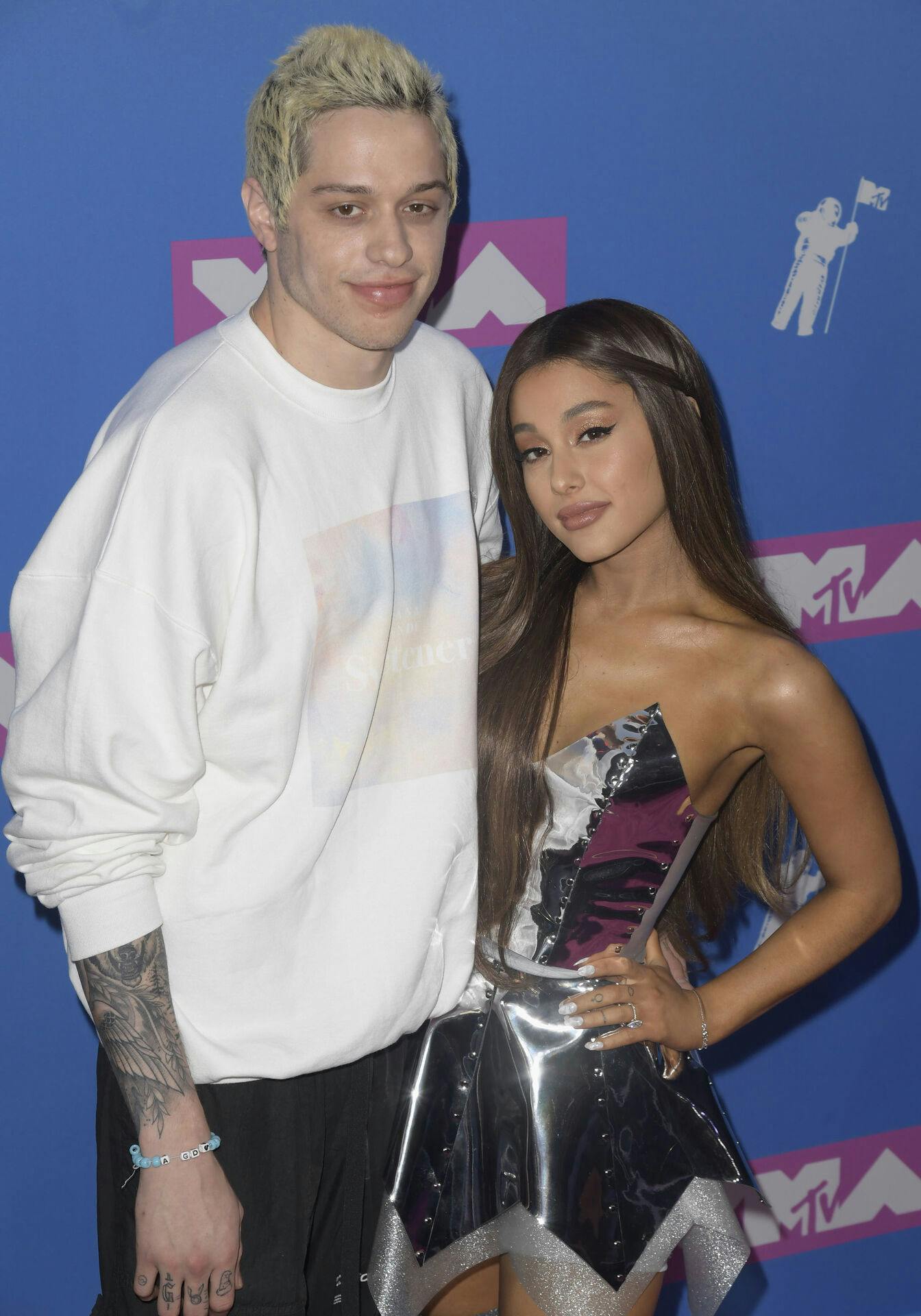 Pete Davidson har tidligere været forlovet med popstjernen Ariana Grande. Her fotograferet sammen til MTV Video Music Awards i 2018. 