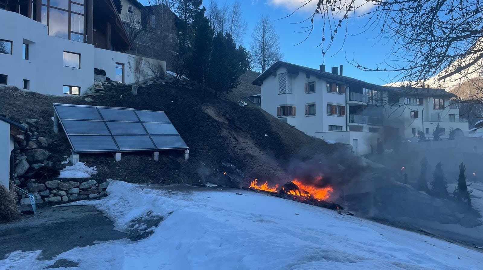 Flyet styrtede angiveligt ned blot efter to minutter i luften. Her ses billeder fra ulykkesstedet. 