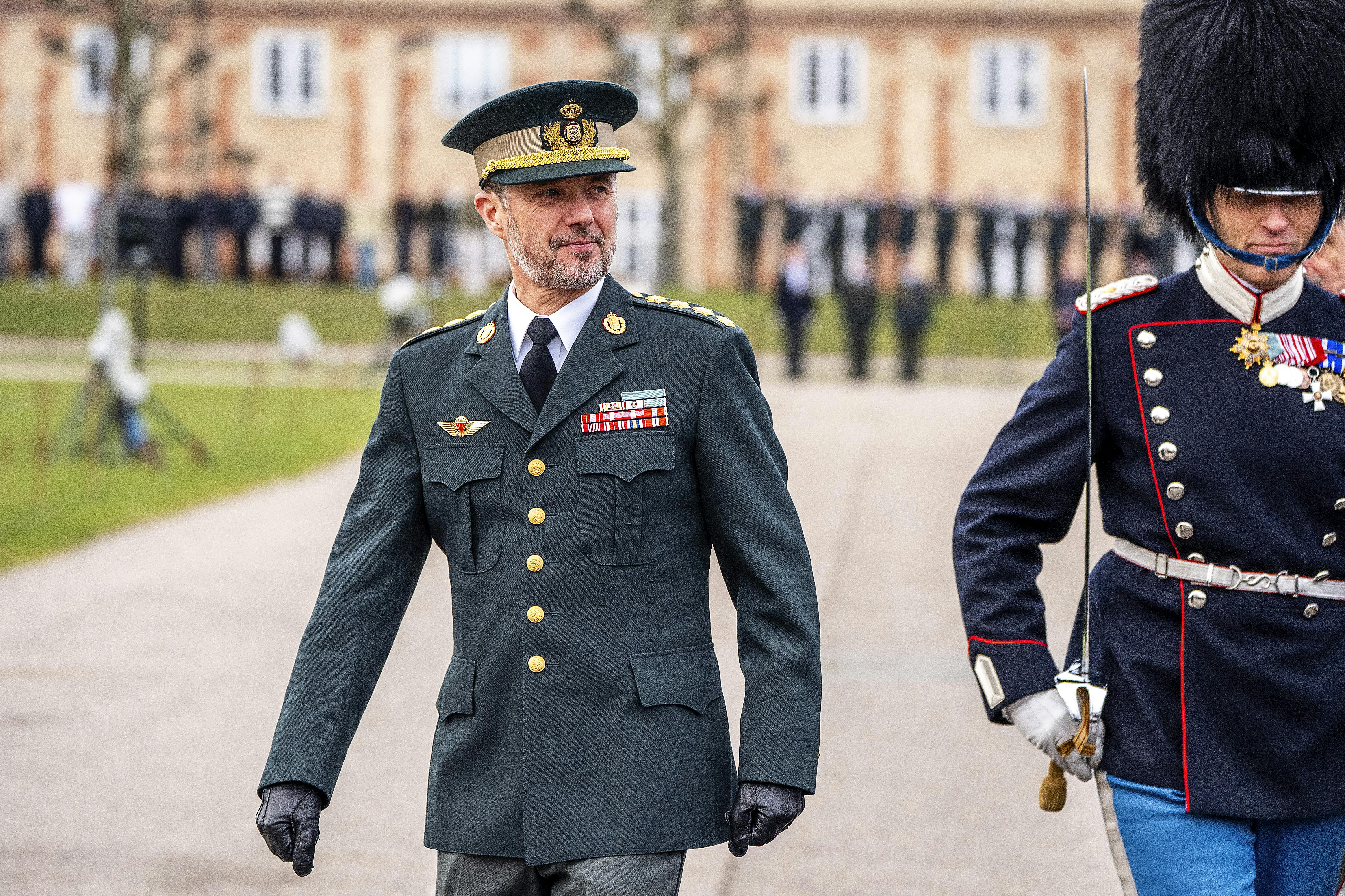 For en uge siden var Kong Frederik til stede ved Den Kongelige Livgarde for at overrække Kongens Ur. Men han har ingen kommentarer til TV 2-dokumentaren "Livgarden på stoffer".