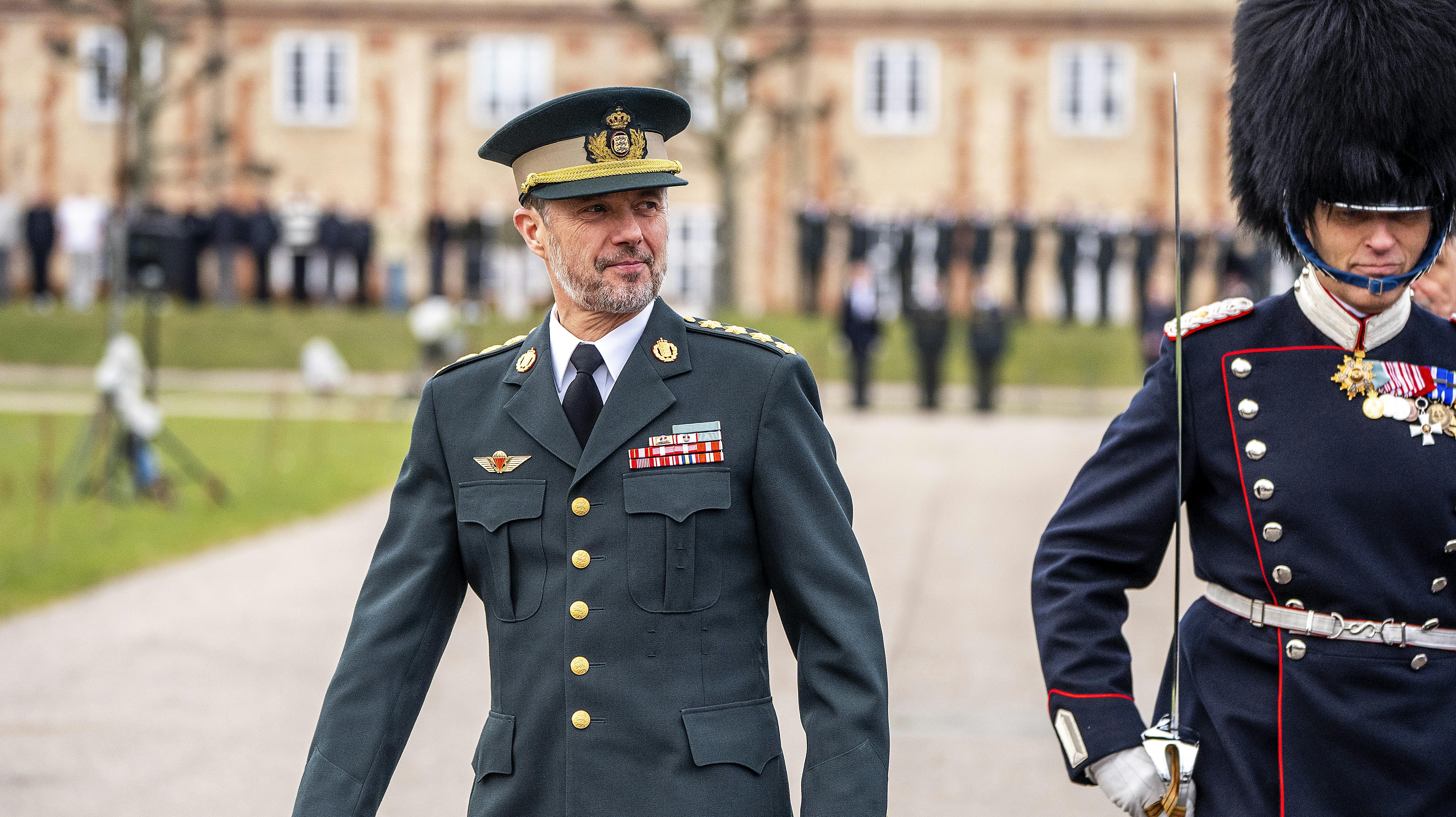 For en uge siden var Kong Frederik til stede ved Den Kongelige Livgarde for at overrække Kongens Ur. Men han har ingen kommentarer til TV 2-dokumentaren "Livgarden på stoffer".
