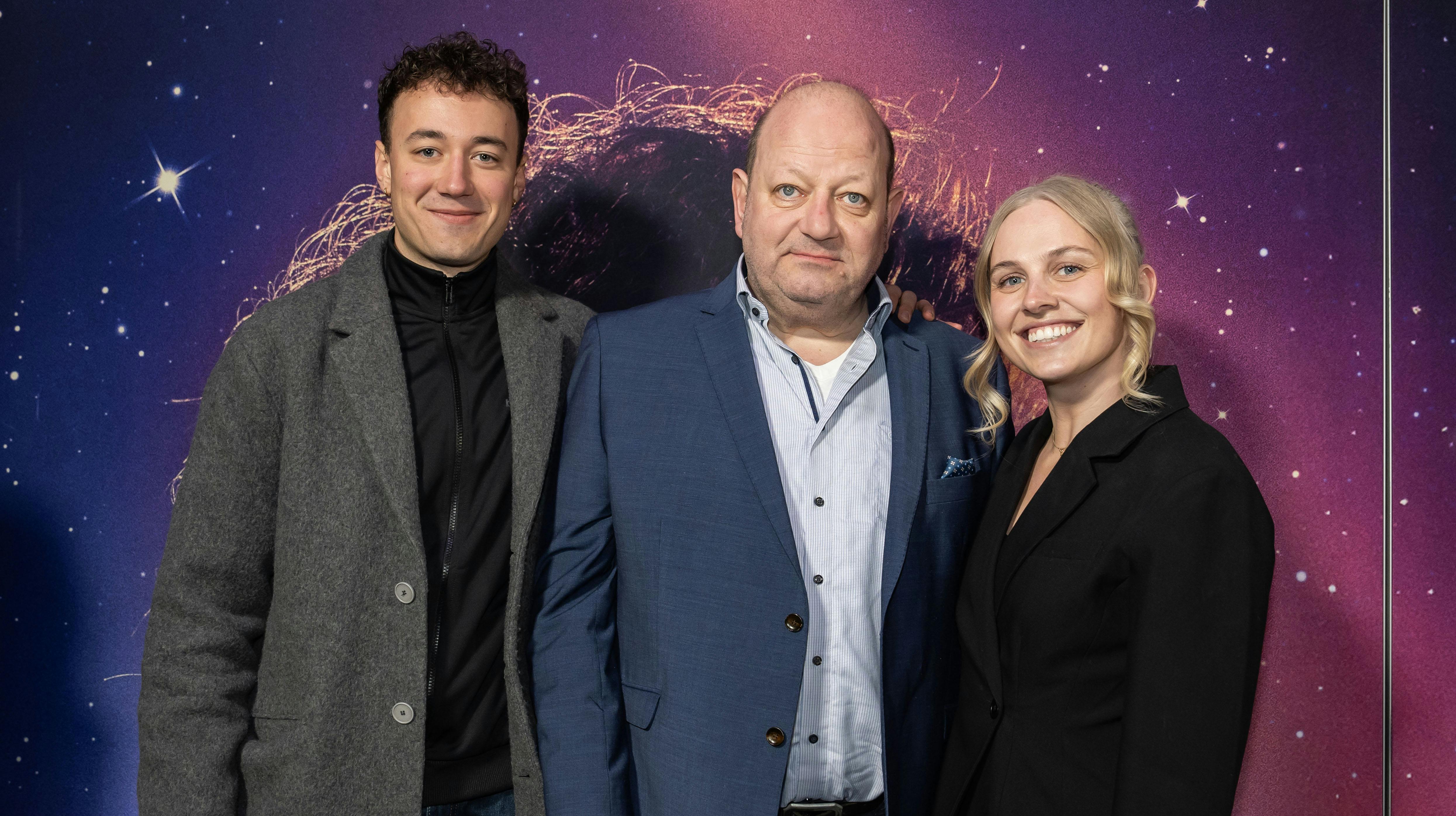 Daniel Lazrak med sin kendte far, skuespiller Mikkel Vadsholt og sin kæreste Sofie Martinusen.