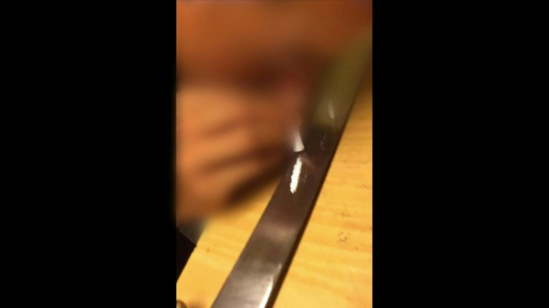 I en video, som TV 2 er kommet i besiddelse af, ses en garder sniffe kokain af en sabel.