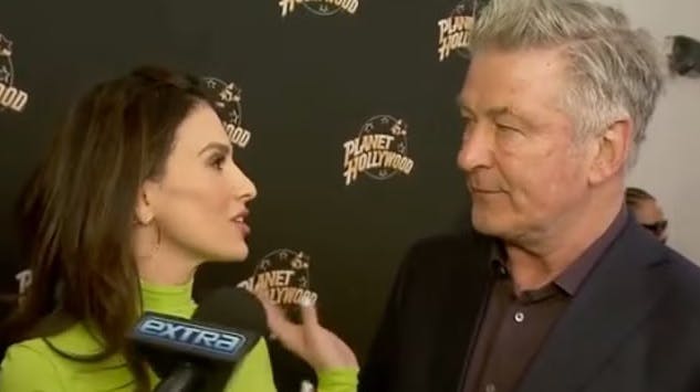 Her får Alec Baldwin en reprimande af konen.