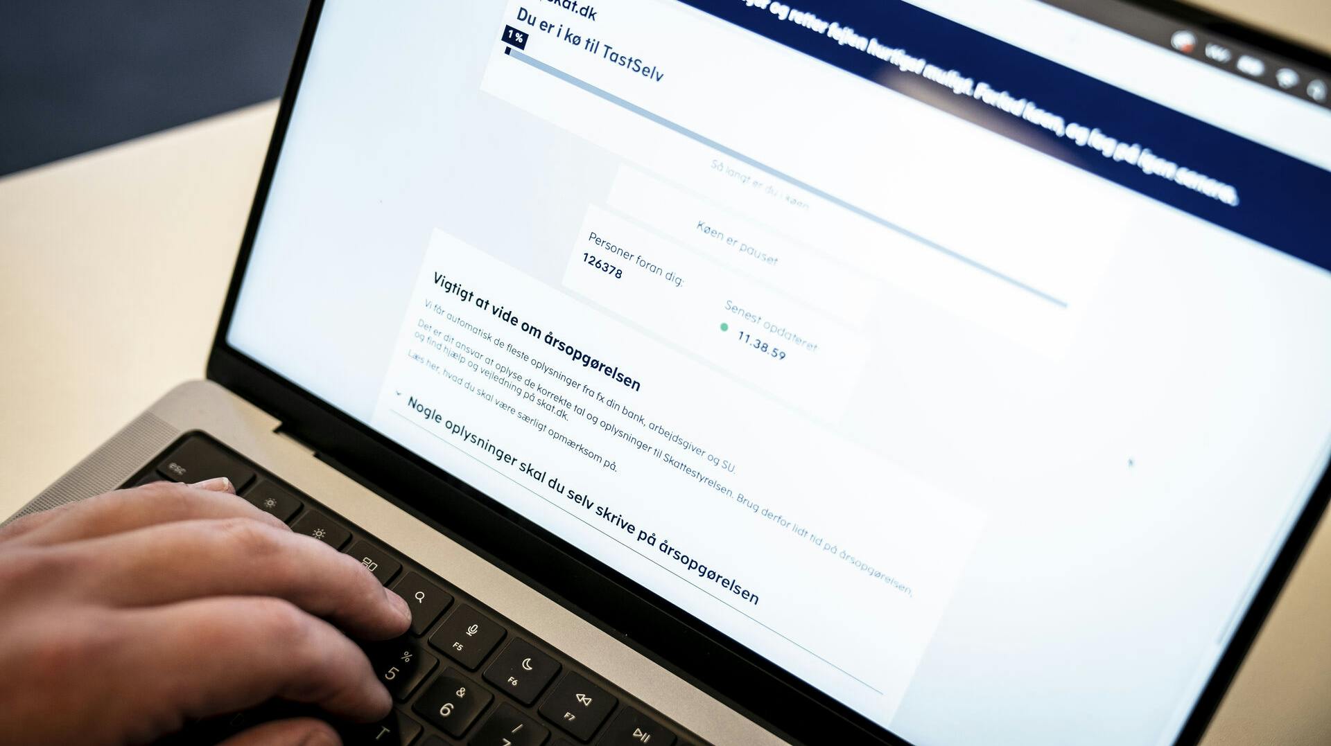 Fredag forventes tusindvis af danskere at melde sig i den digitale kø hos tastselv.skat.dk for at tjekke, om de i næste måned kan få penge retur i skat. Eller om der skal betales en bitter ekstraregning.