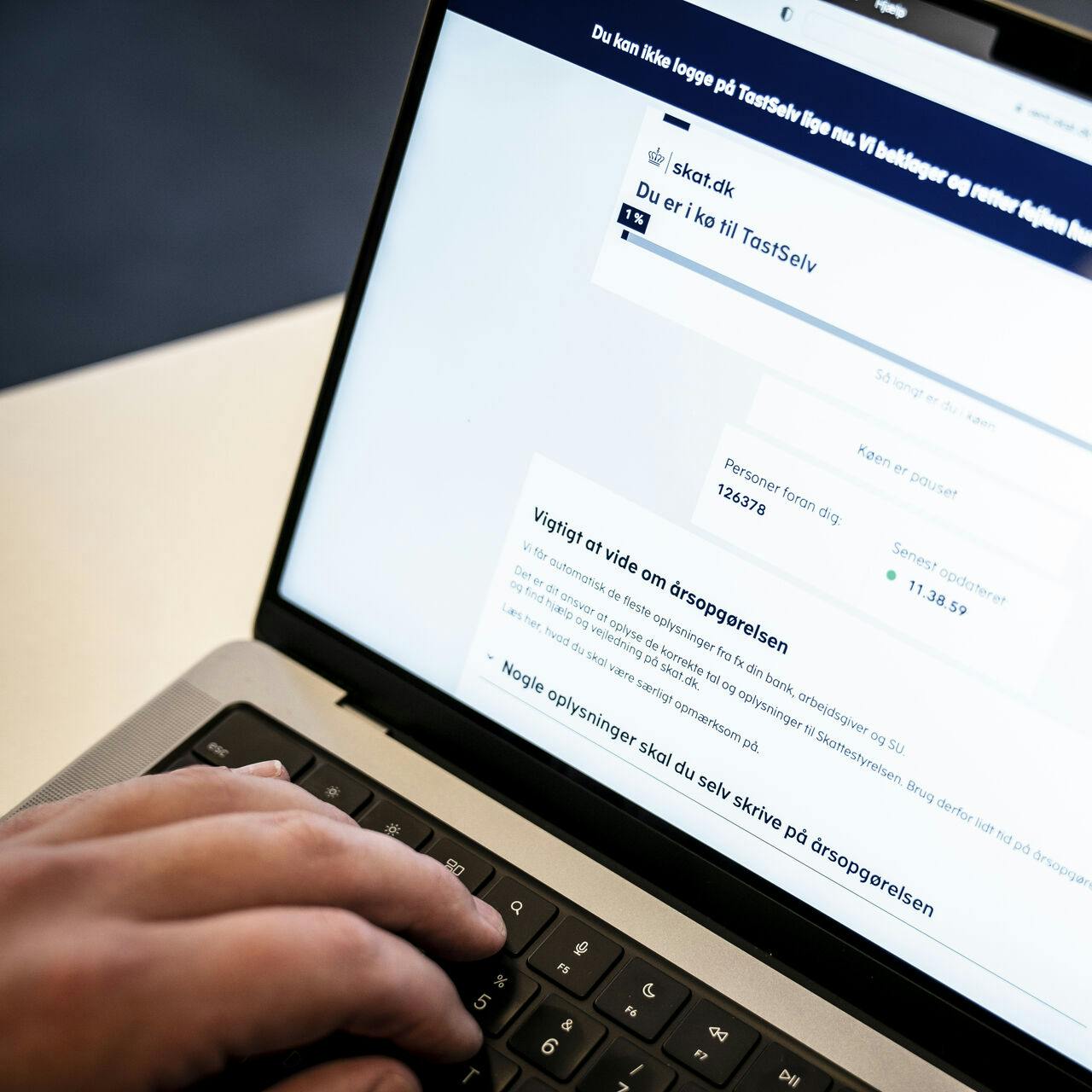 Fredag forventes tusindvis af danskere at melde sig i den digitale kø hos tastselv.skat.dk for at tjekke, om de i næste måned kan få penge retur i skat. Eller om der skal betales en bitter ekstraregning.