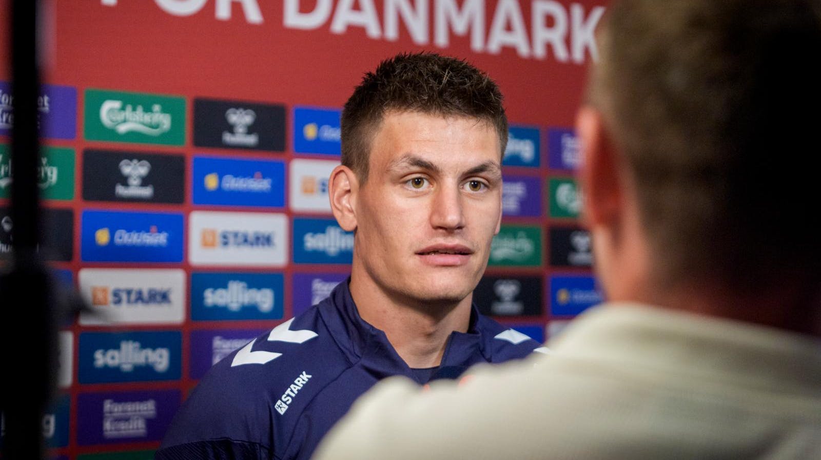 Joakim Mæhle har mobilen tæt på sig i disse timer. Og man forstår det godt.