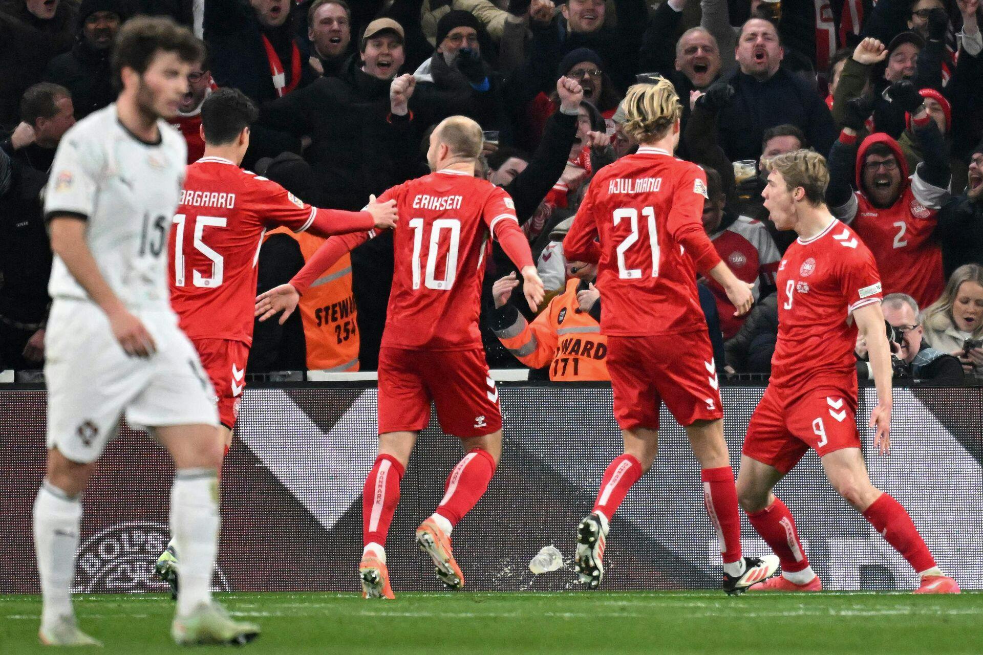 På et mål af indskiftede Rasmus Højlund sejrer Danmark med 1-0 i Parken i første opgør i kvartfinalen mod Portugal i Nations League.