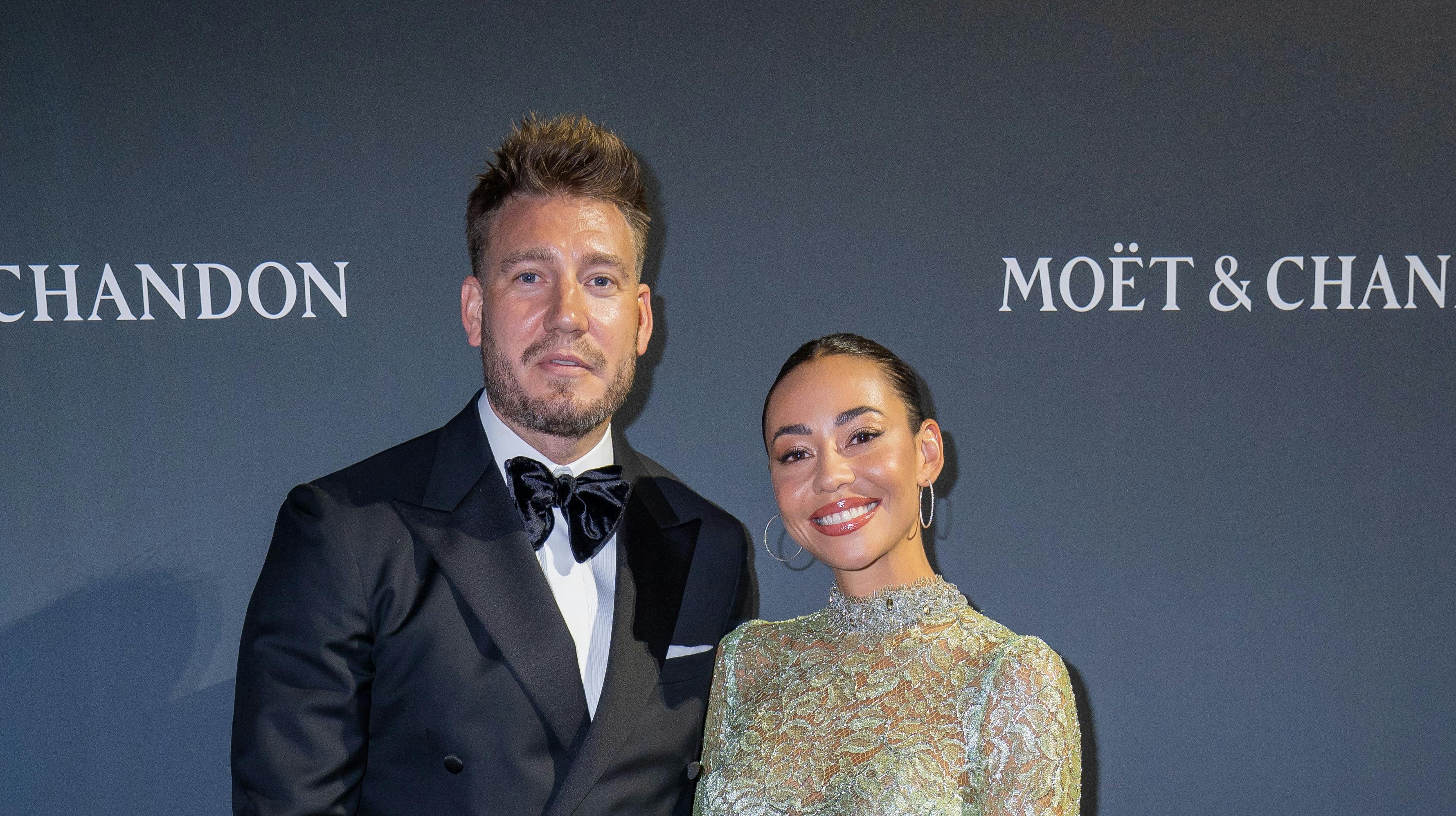 Nicklas Bendtner og Sus Wilkins er i fuld gang med planlæggelsen af brylluppet. Men til SE og HØR fortæller Sus, at brylluppet i hvert fald ikke bliver i år.