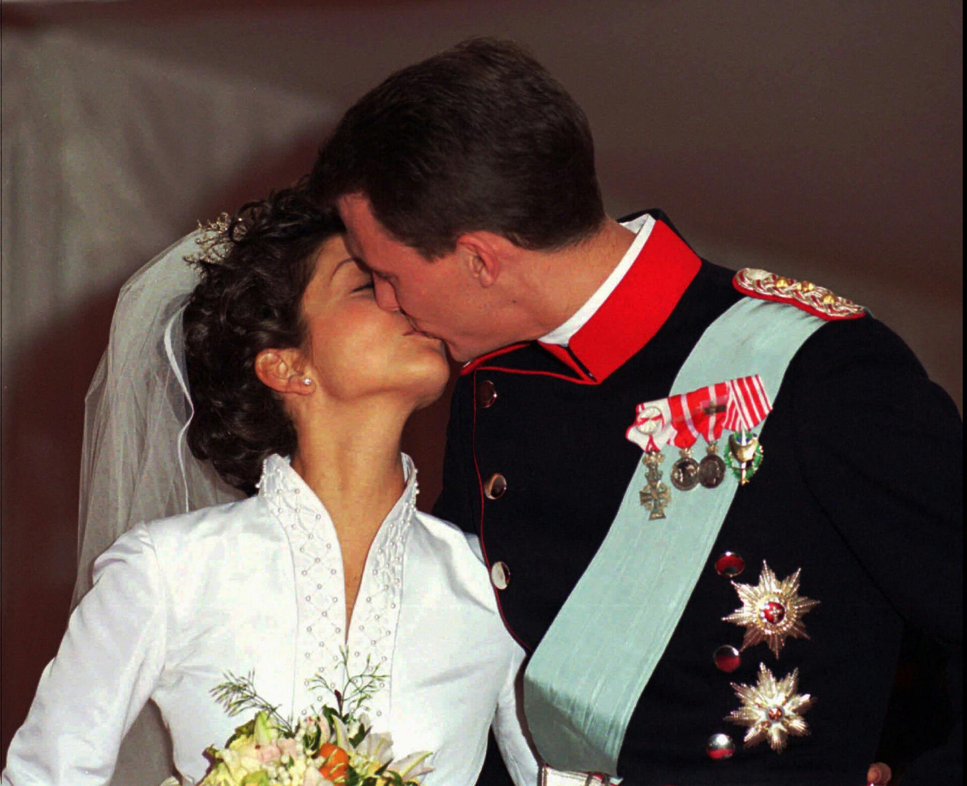 ** FILE ** Denmark's Prince Joachim and Princess Alexandra kiss on the stairs at Frederiksborg Castle, Copenhagen, after their wedding on Nov. 18, 1995. Queen Margrethe's youngest son will seek a divorce from his Hong Kong-born wife, Danish public radio said Thursday Sept. 16, 2004. (AP Photo/Steen Jacobsen)