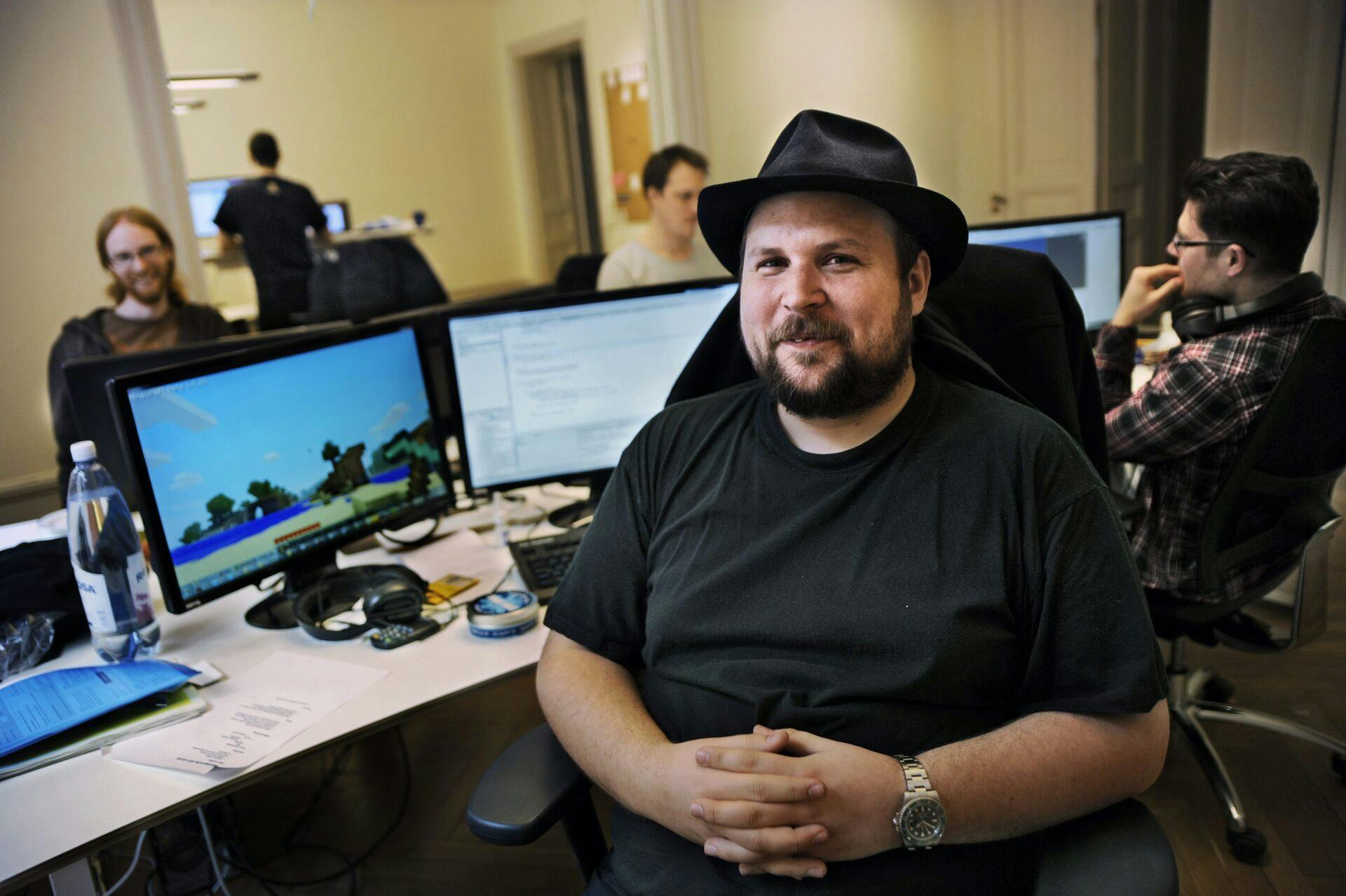 Markus Persson skabte Minecraft i det svenske firma Mojang, som han i 2014 solgte for 17 milliarder kroner til Microsoft