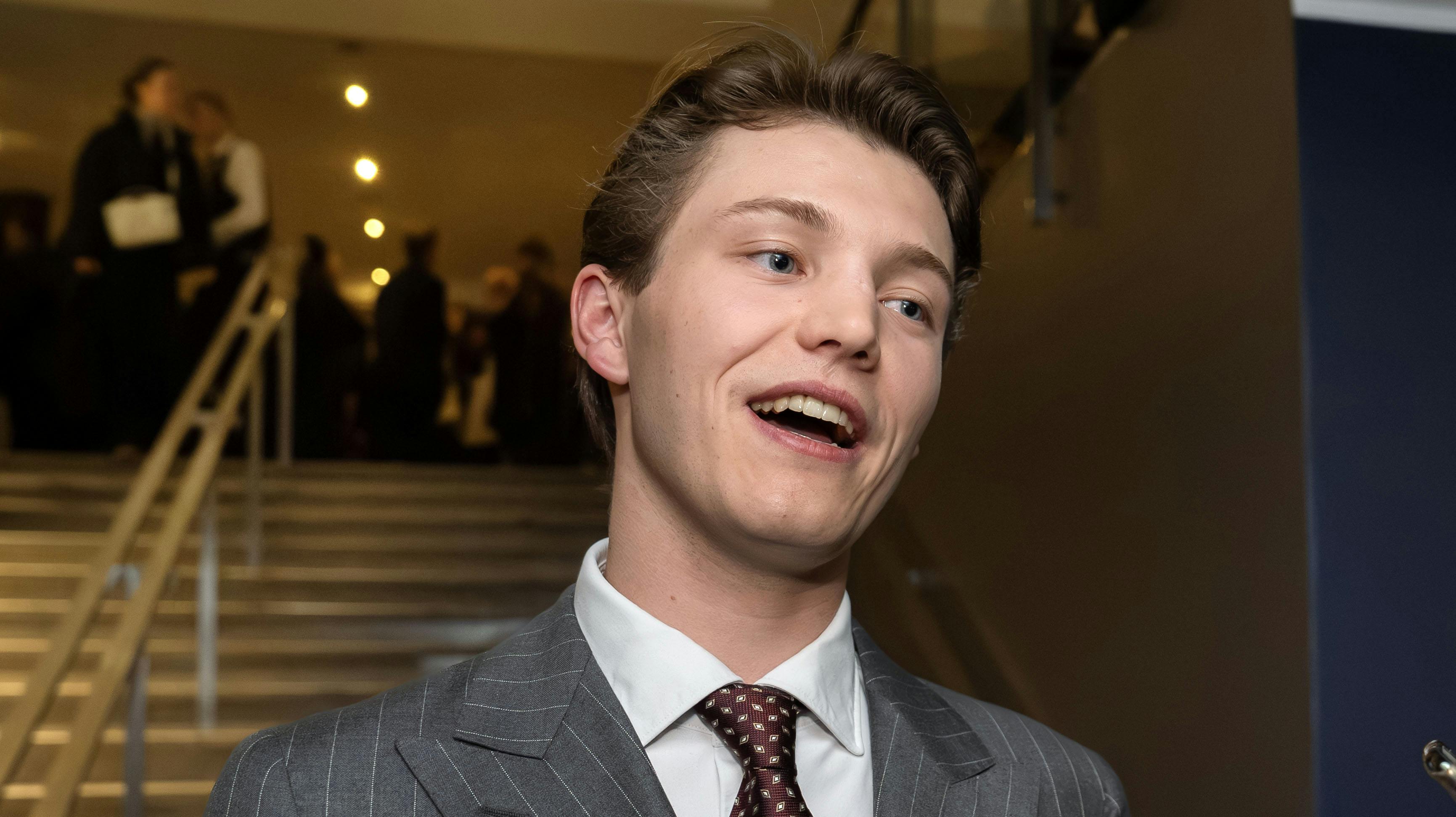 Grev Felix ville helst holde snakken til filmen, og ikke kærlighedslivet, da han mødte op til gallapremieren på den nye dokumentar om far, prins Joachim.