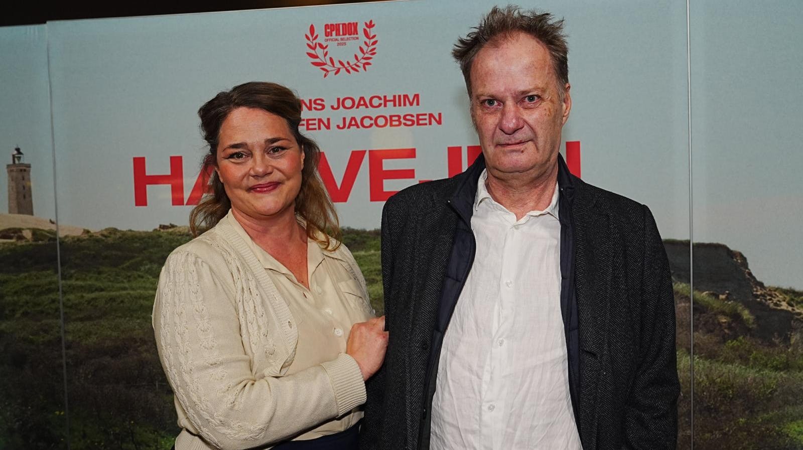 Knud Romer havde kæresten Laura med til torsdagens premiere på "Hærvejen".