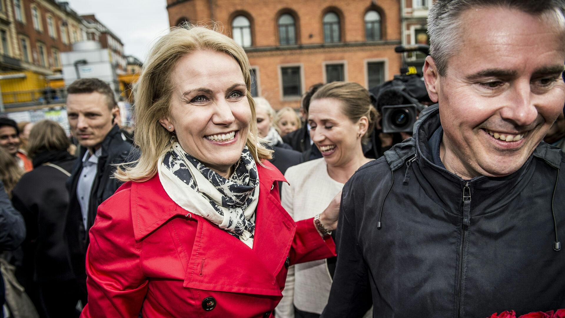 Daværende Helle Thorning-Schmidt (S) måtte i 2011 droppe Henrik Sass Larsen som mulig finansminister, efter hans forbindelser til rockermiljøet i Køge kom i politiets søgelys. Det ødelagde dog ikke deres nære forhold - her ses de i 2015 under en politisk kampagne.
