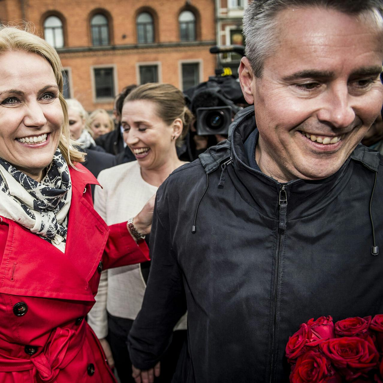 Daværende Helle Thorning-Schmidt (S) måtte i 2011 droppe Henrik Sass Larsen som mulig finansminister, efter hans forbindelser til rockermiljøet i Køge kom i politiets søgelys. Det ødelagde dog ikke deres nære forhold - her ses de i 2015 under en politisk kampagne.