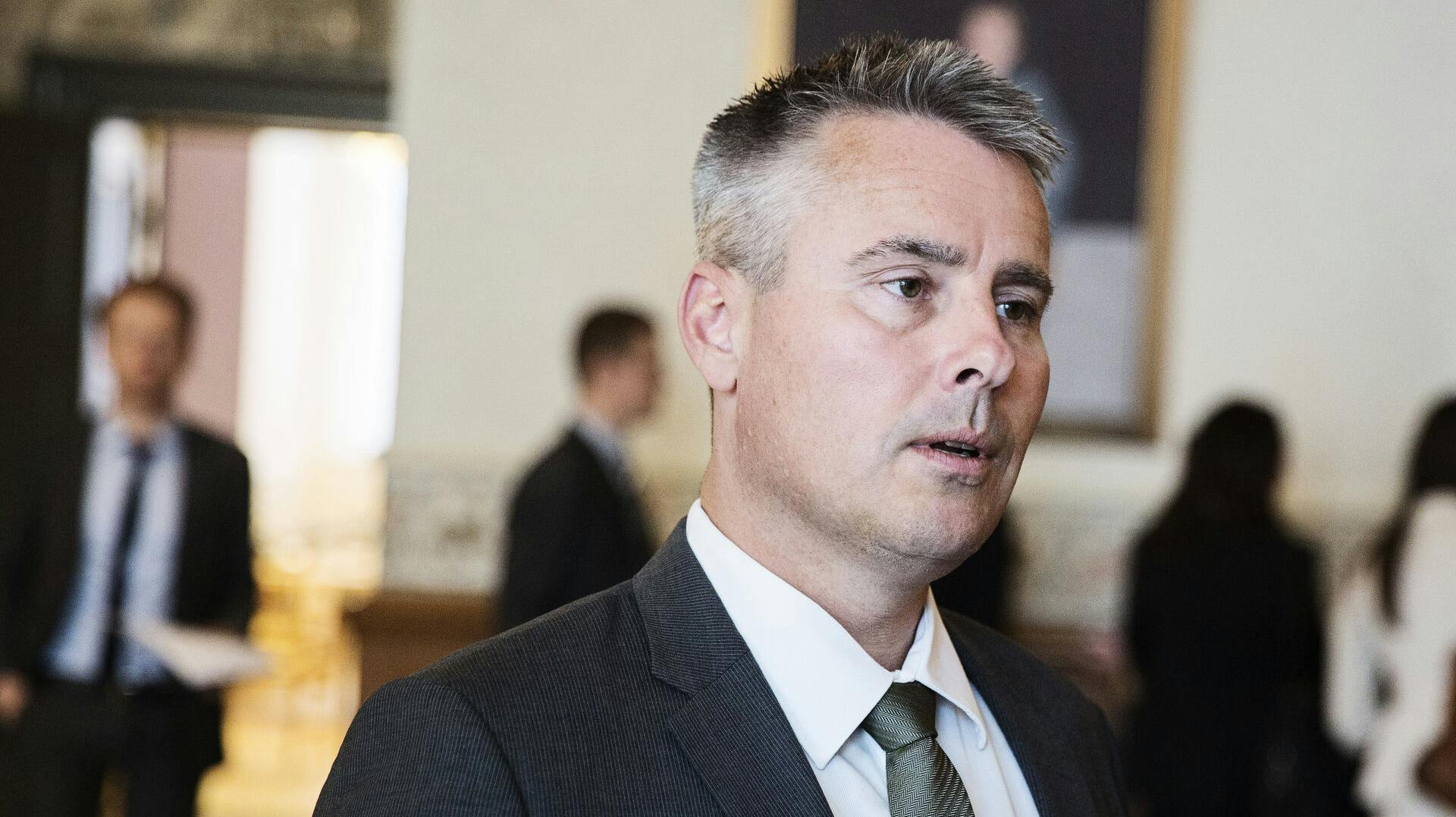 Henrik Sass Larsen er ikke længere direktør i Aktive Ejere. Han har selv opsagt sin stilling.