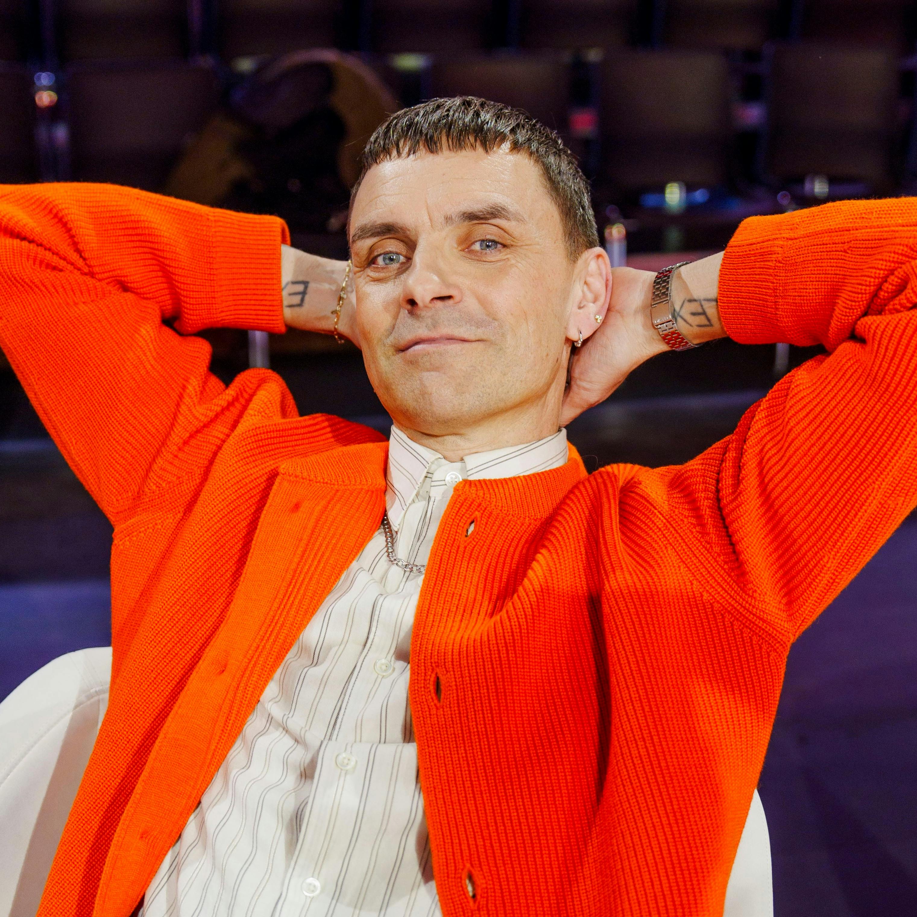 Simon Kvamm er på udkig efter stemmer og personligheder, der skiller sig ud, når han sætter sig i dommerstolen i "X Factor". Hans egen stemme er også iørefaldende.