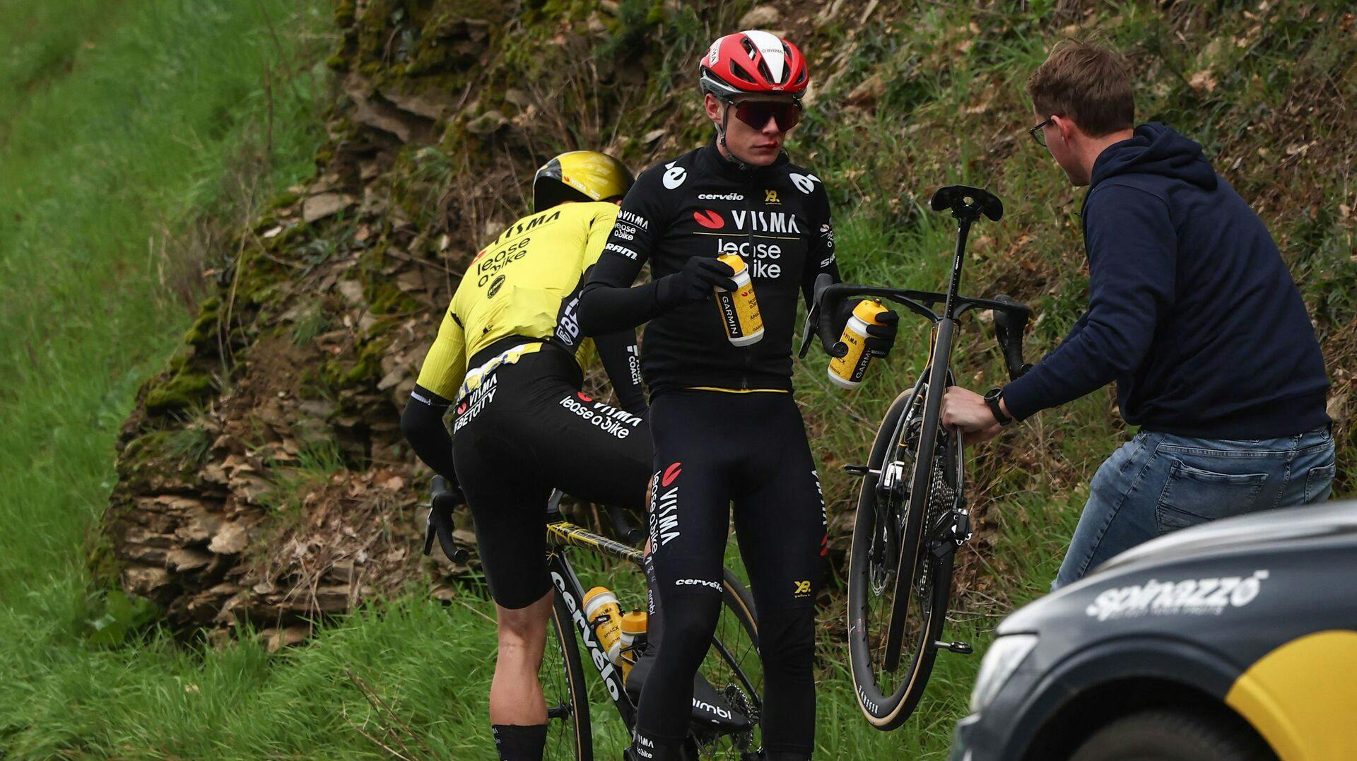 Jonas Vingegaard bryder nu tavsheden efter styrtet i Paris-Nice, som endte med at tage hårdere på den danske stjerne end ventet.
