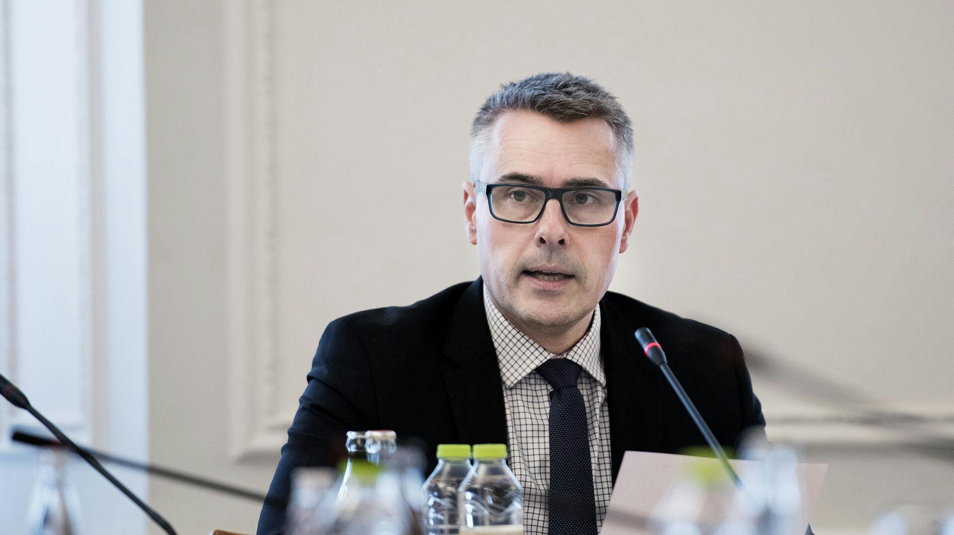 Henrik Sass Larsen må tro om igen, hvis han håber på, at research til en bog kan redde ham i straffesagen, hvor han er tiltalt for at have besiddet store mængder overgrebsmateriale på børn.