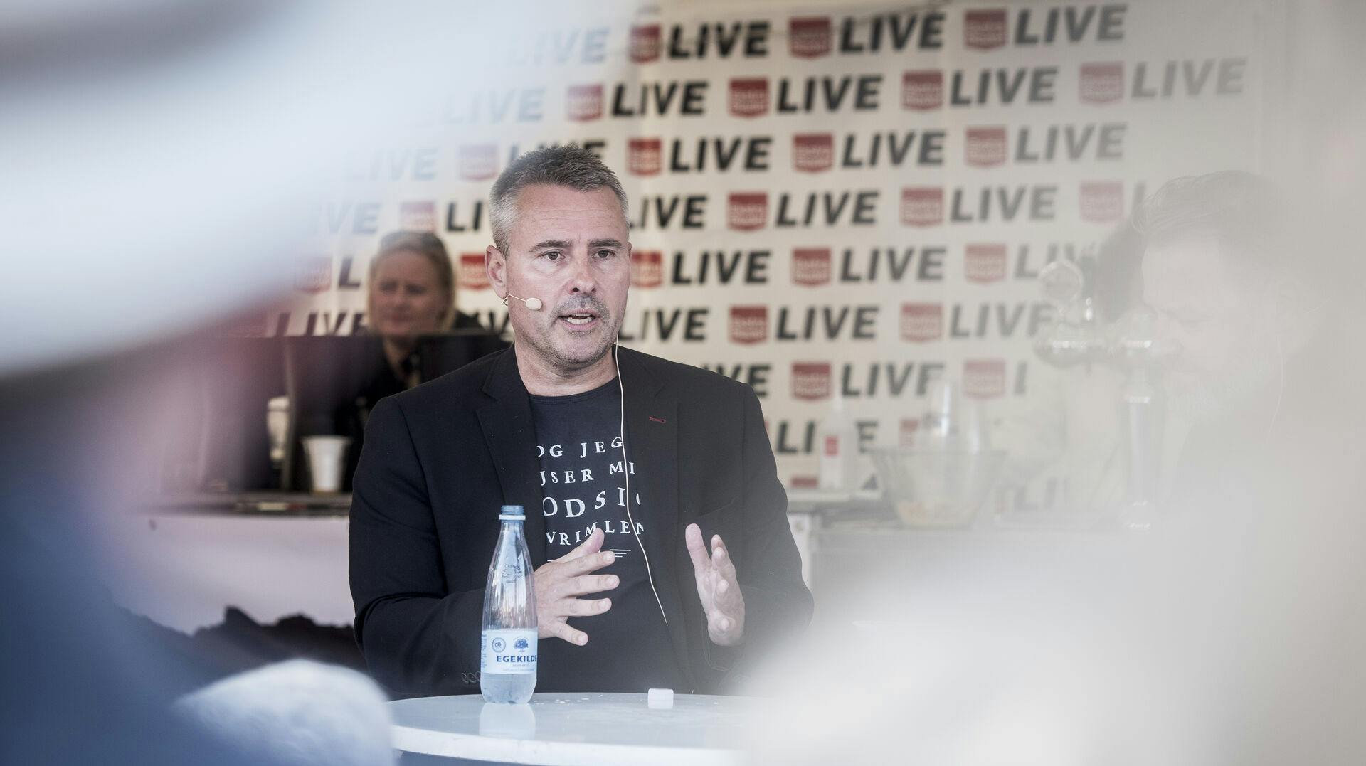 Henrik Sass Larsen har ikke opgivet at få sin bog på gaden, selvom det første forlag har afvist den.