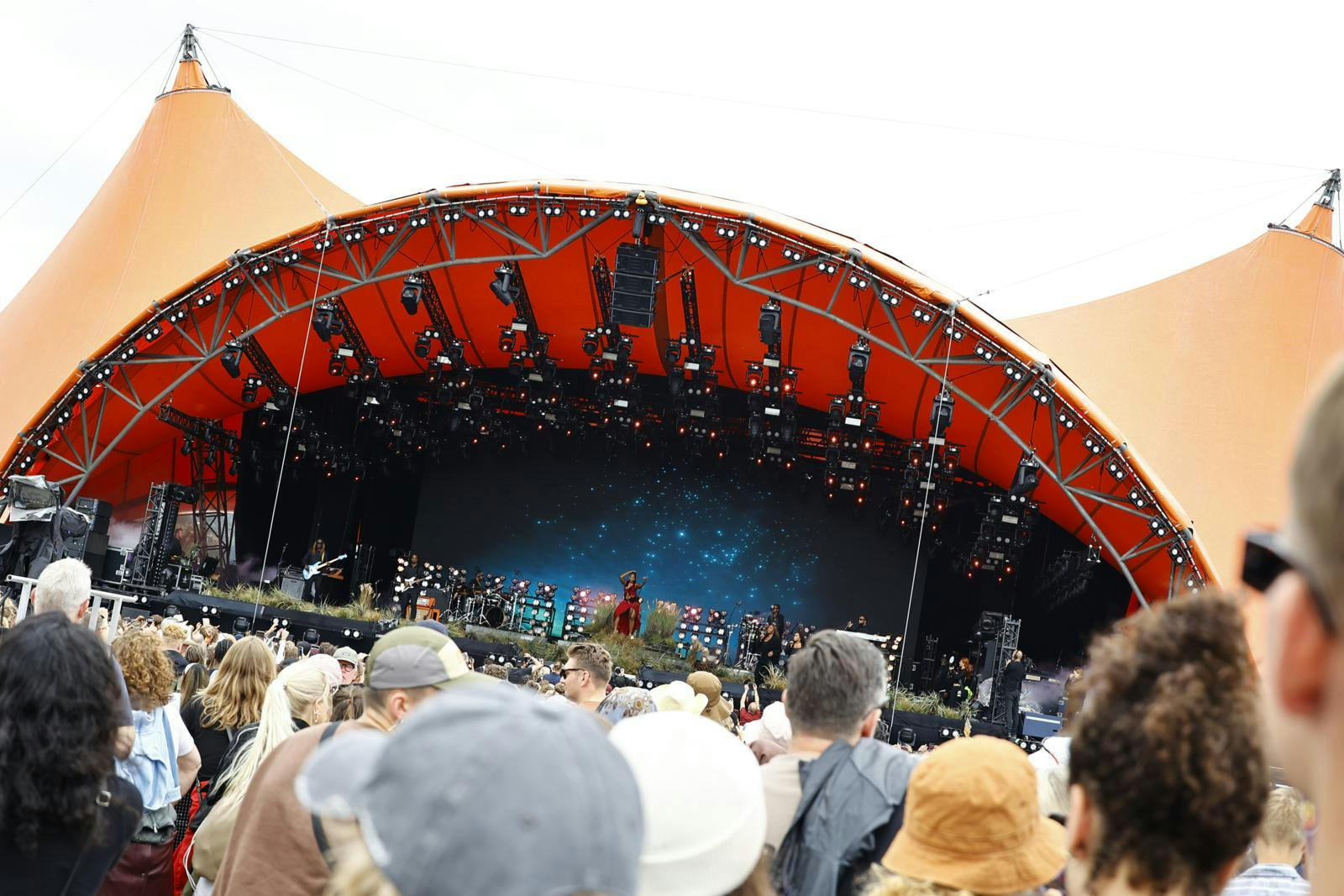 Der skal normalt "store sko" til for at stå her - men det vurderer festivalen også, at den unge kunstner har.
