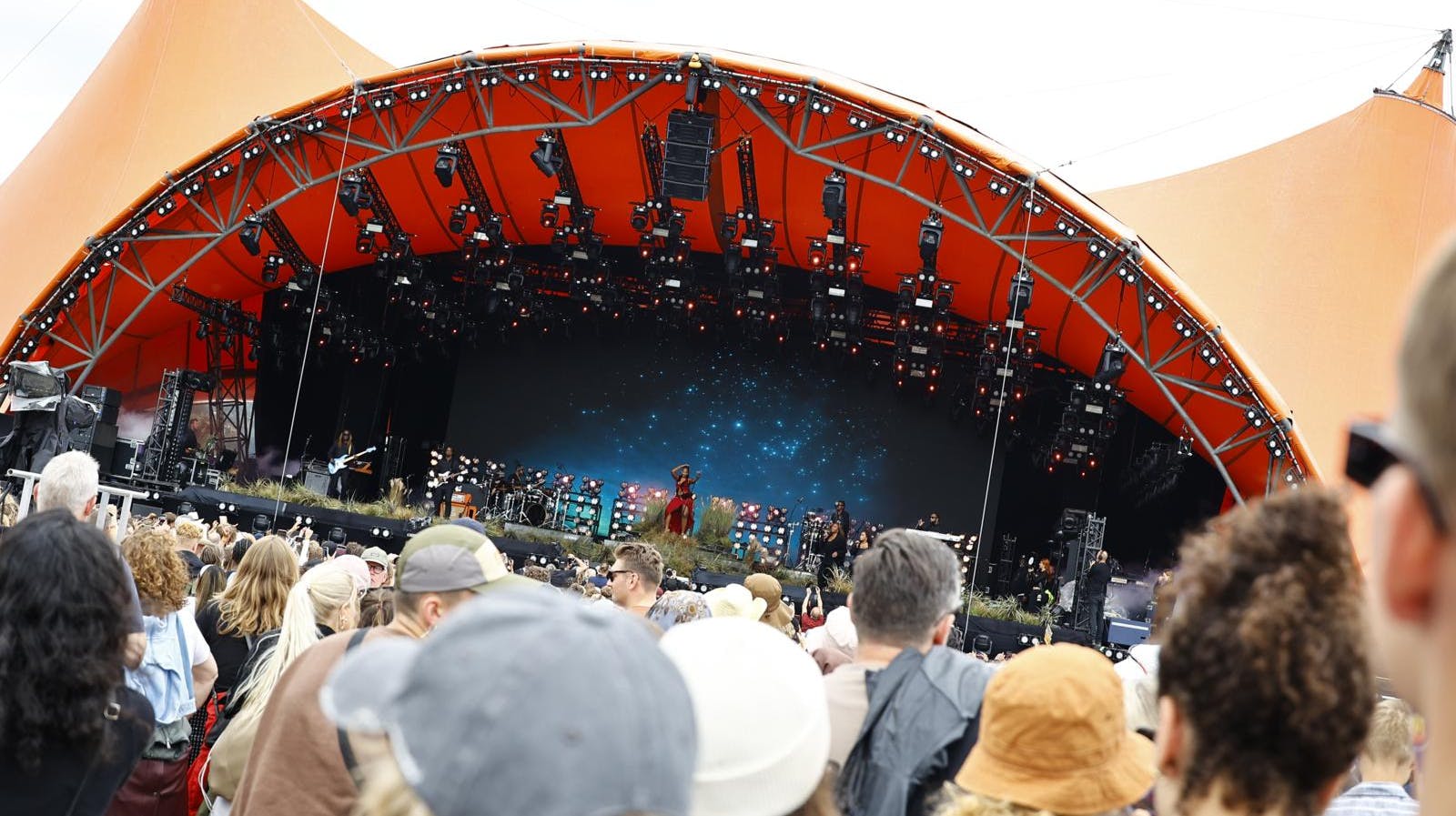 Der skal normalt "store sko" til for at stå her - men det vurderer festivalen også, at den unge kunstner har.