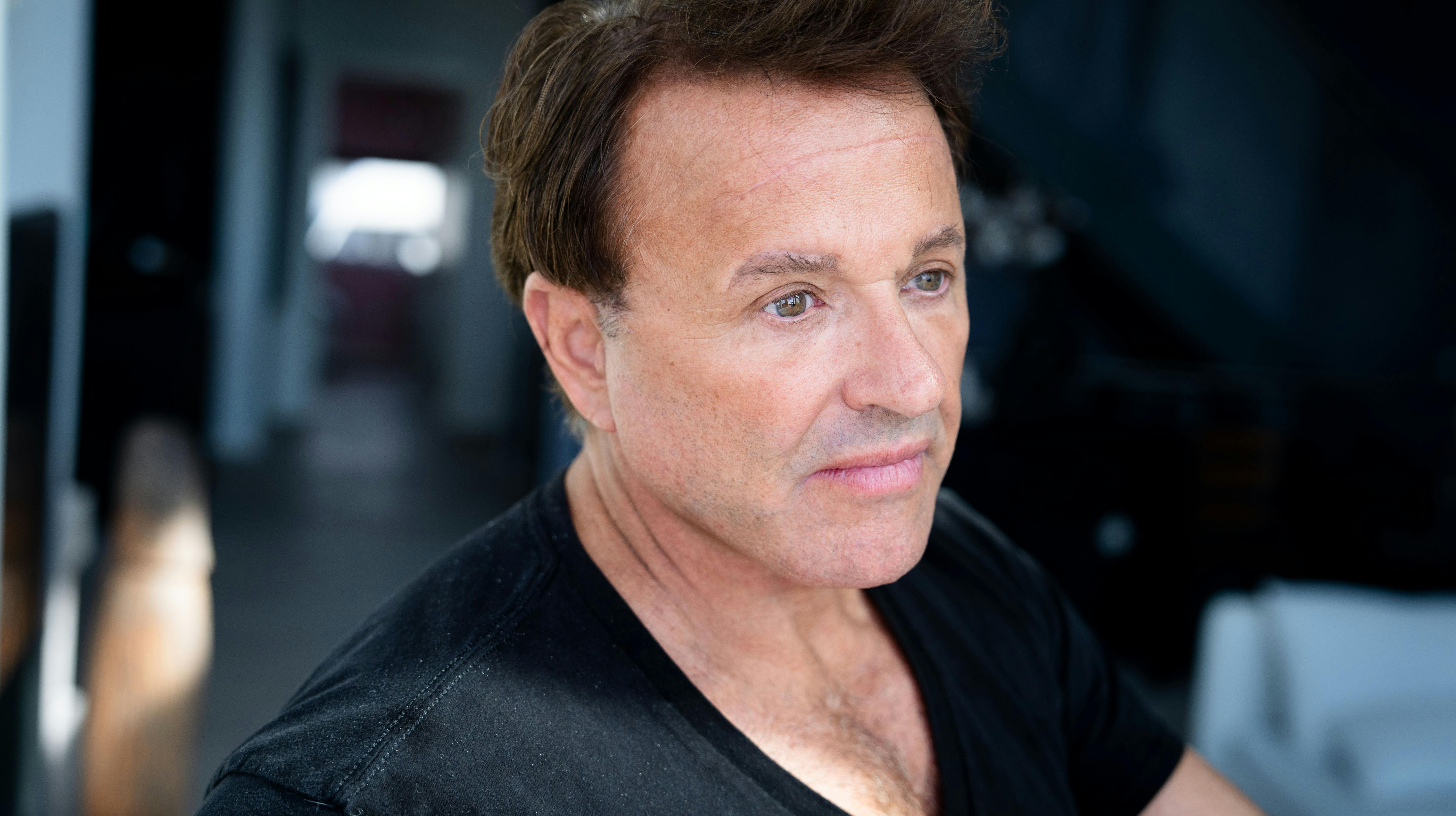 Dennis Knudsen krænger sit hjerte ud i en ny bogserie.