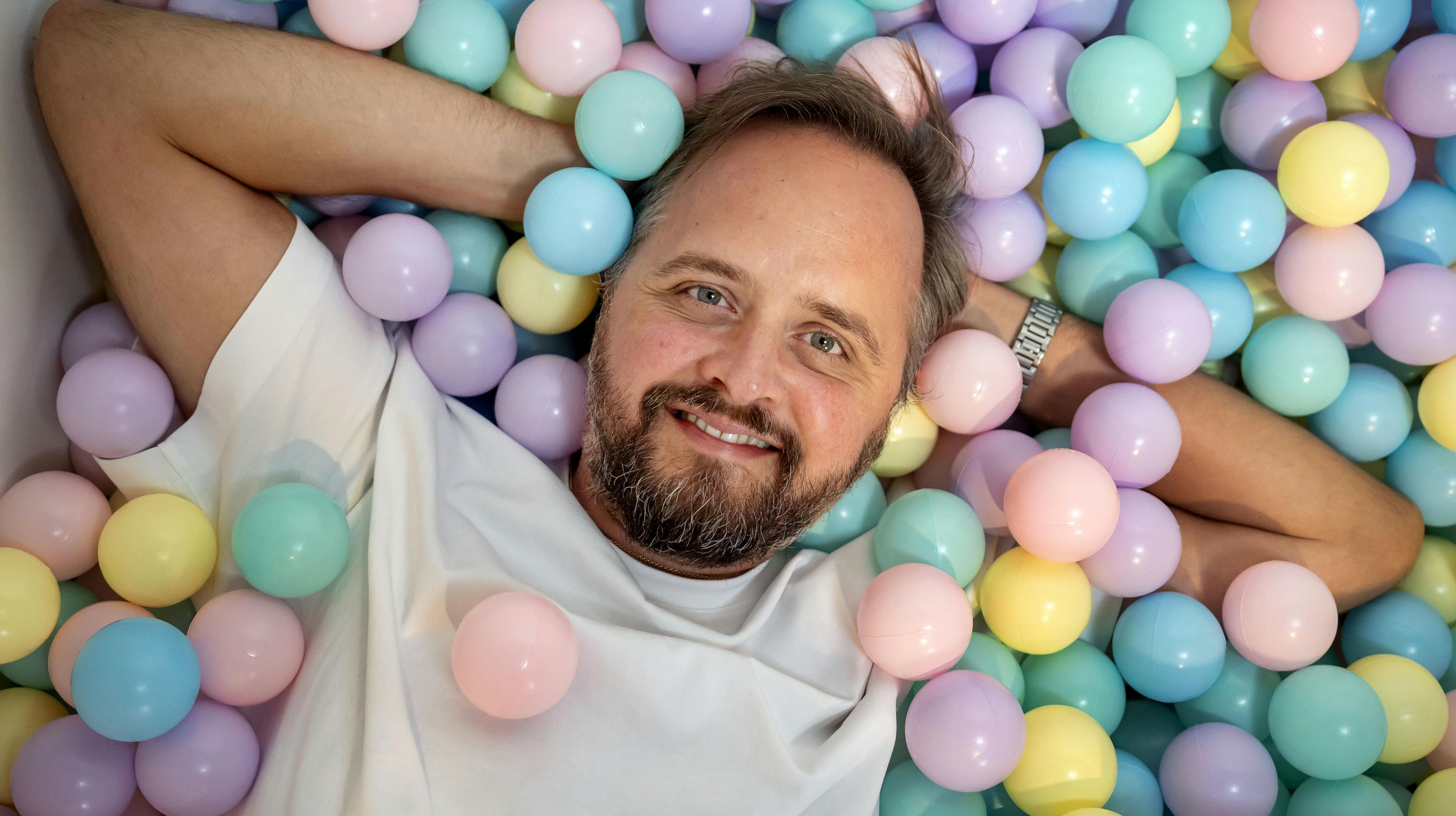 Magnus Millang svømmer i penge.