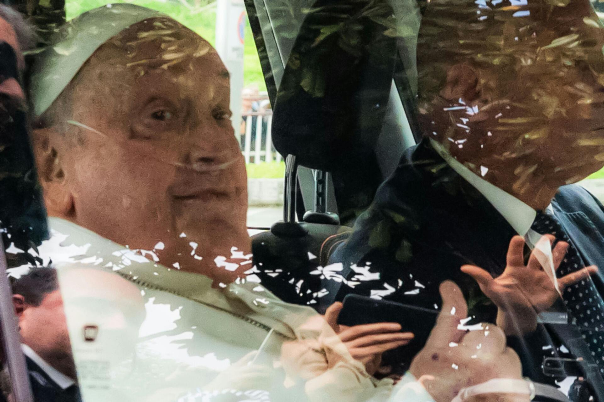 Det er tæt på et mirakel, at paven stadig lever. I hvert fald hvis man skal tro hans læger.