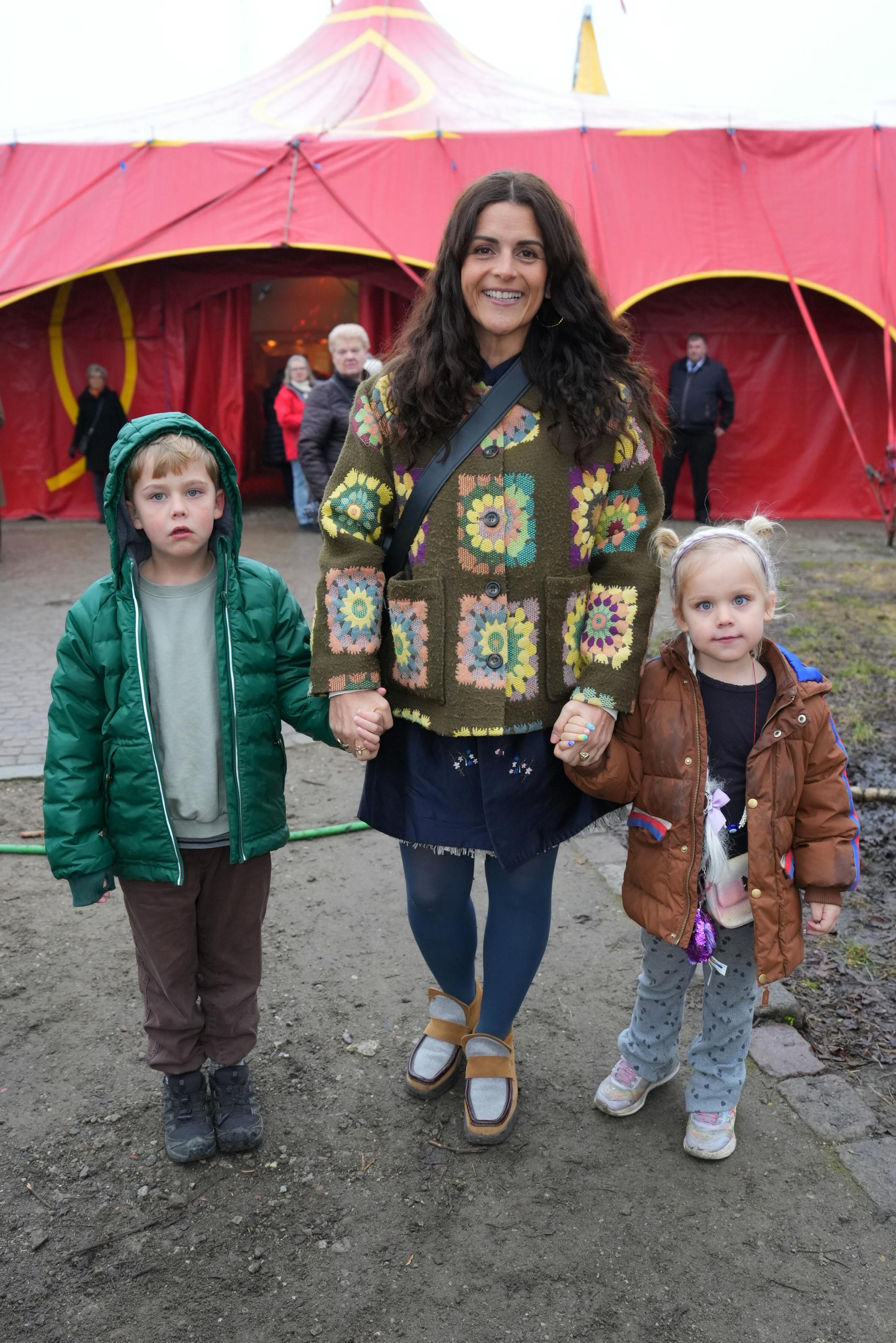 Petra Nagel havde tirsdag aften Pelle og Rosa med til Cirkus Arenas forestilling. Snart skal familien, som også tæller ægtemanden Asbjørn Munk og lillebror Laurits til Grækenland.