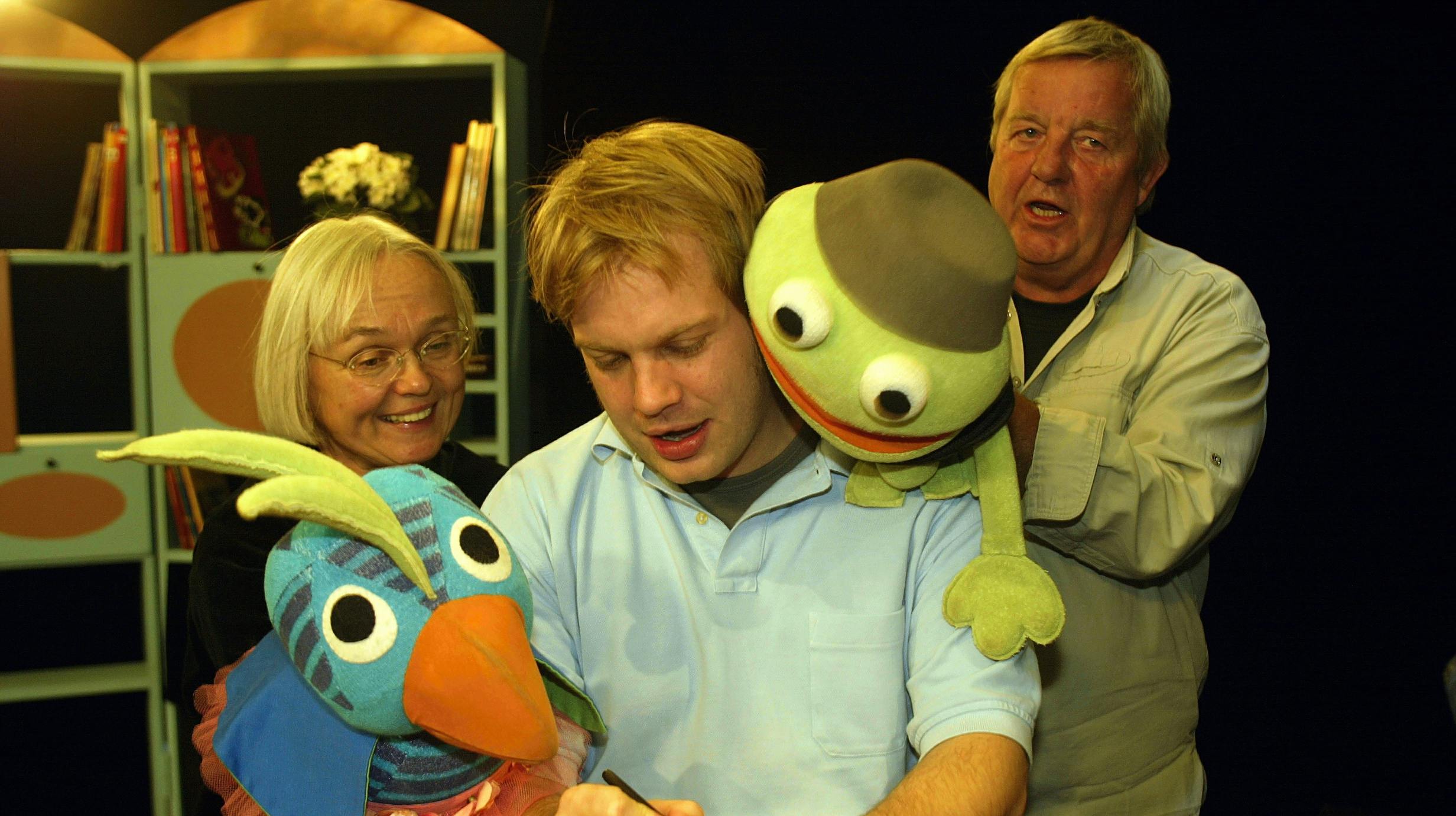 Kaj og Andrea i TV-byen i 2003 med dukkeførerne Hanne Willumsen og Kjeld Nørgaard. I midten SE og HØRs udsendte.