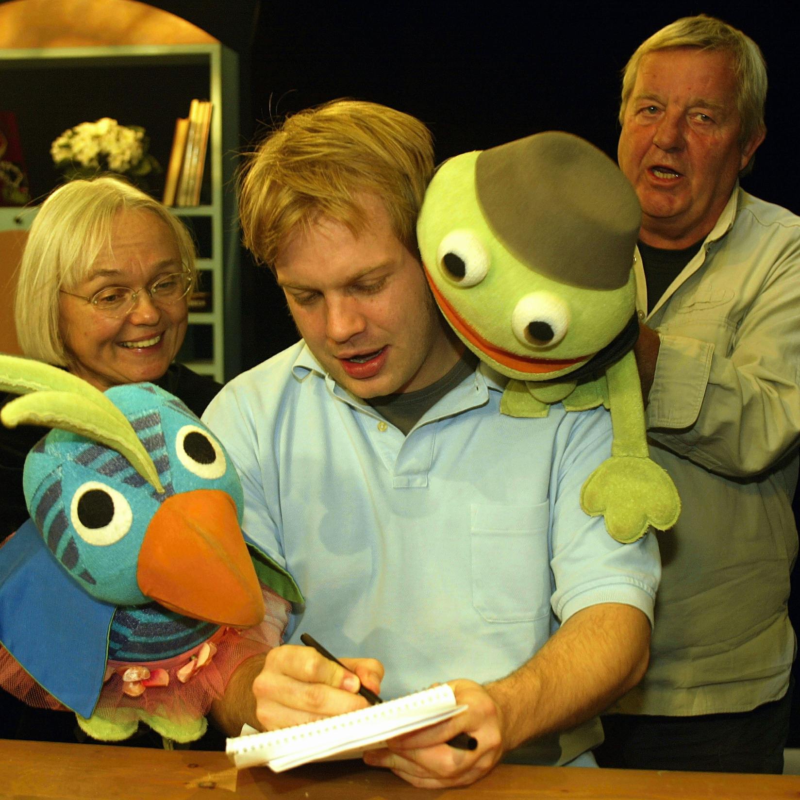 Kaj og Andrea i TV-byen i 2003 med dukkeførerne Hanne Willumsen og Kjeld Nørgaard. I midten SE og HØRs udsendte.