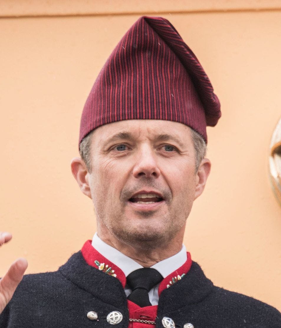 Takket være gavmilde undersåtter fik Frederik garderoben fornyet sidste år. Billedet stammer fra et besøg på Færøerne i 2018.