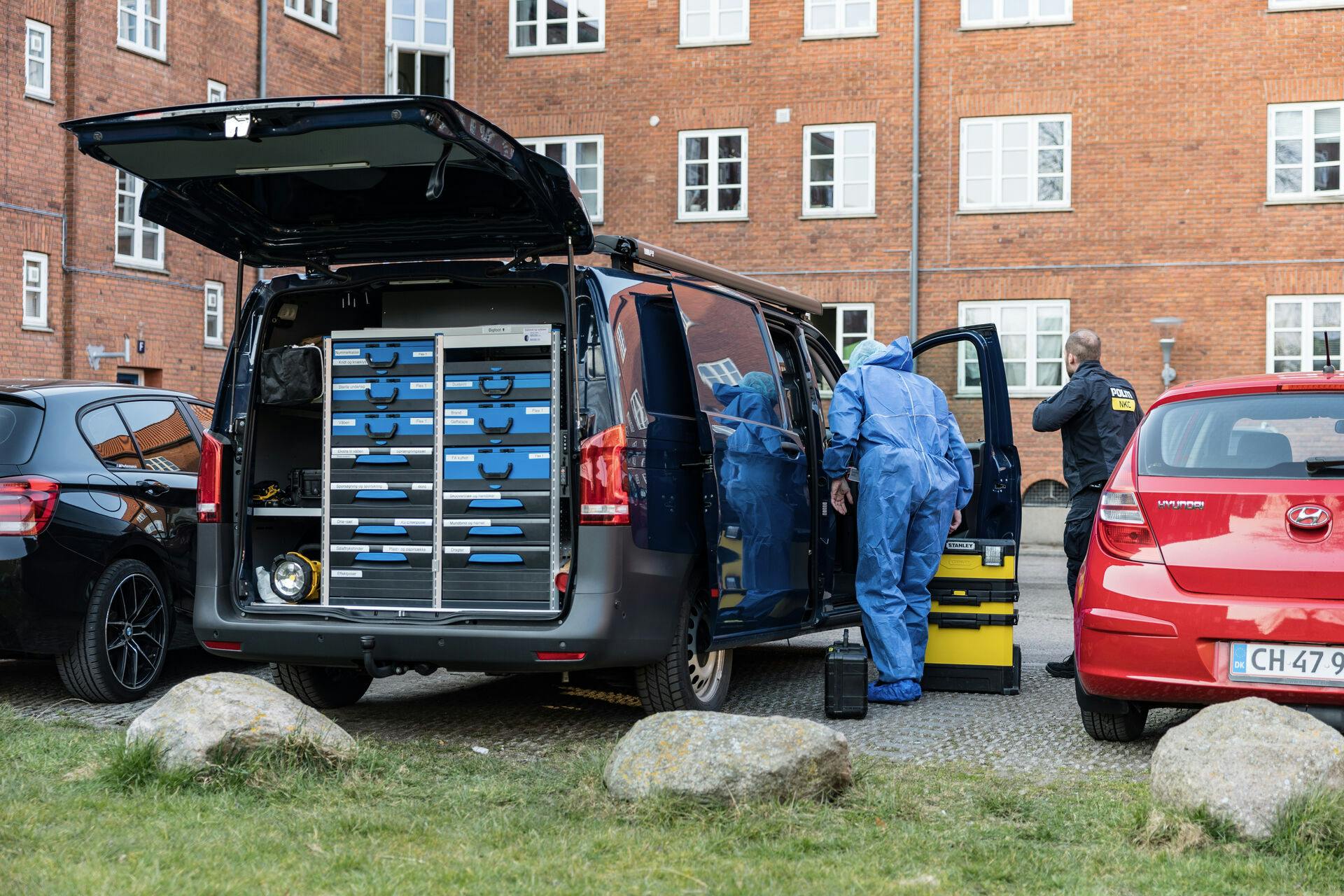 Naboerne til den mistænkte mand frygtede ham, da han ifølge dem kunne gå fra at være ganske venlig til at eksplodere og true dem på livet.