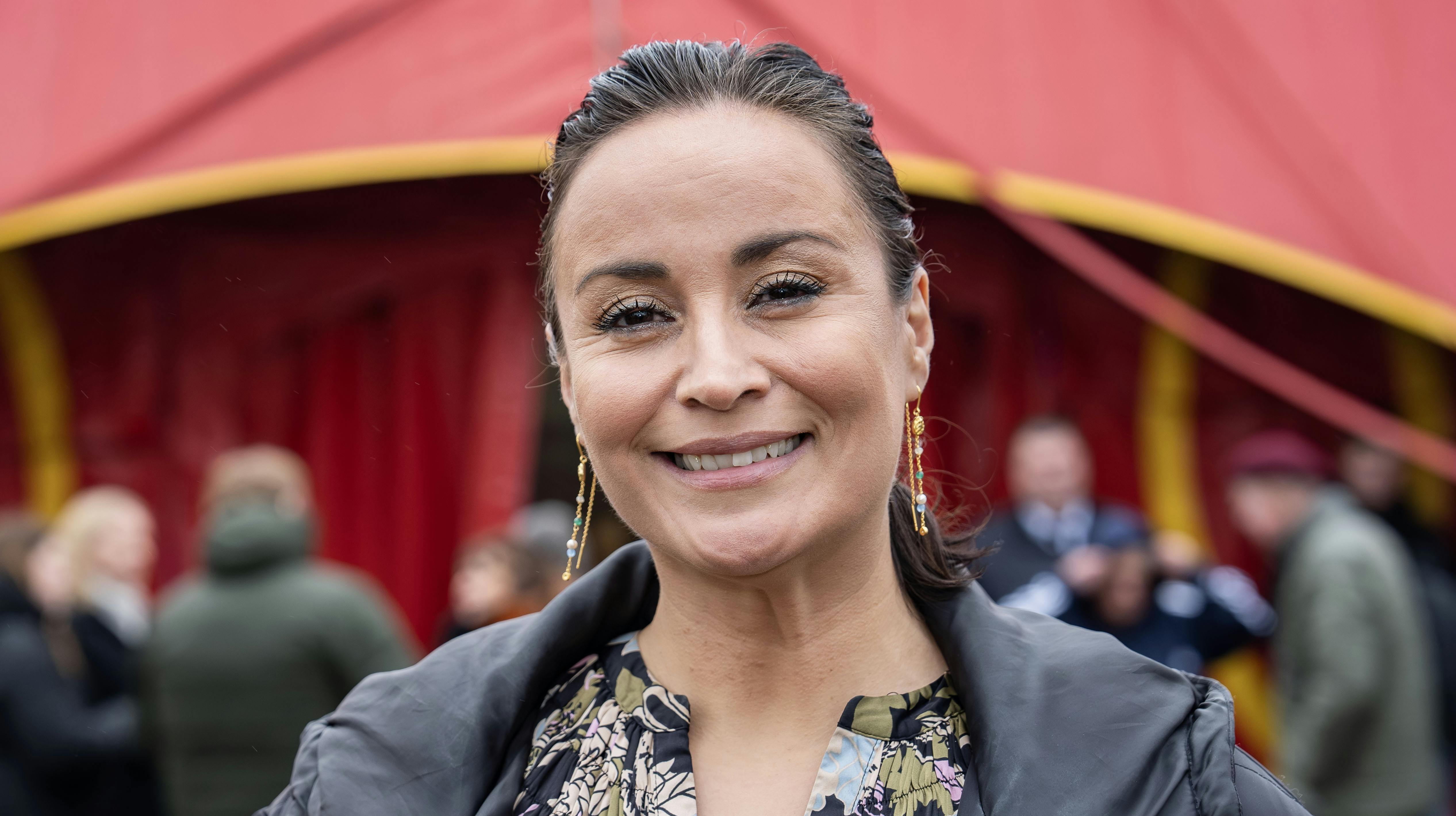 Der er bekymring bag Julies smil.