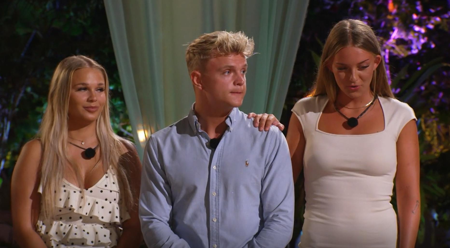 Zenia Lund føler sig forrådt, da Alberte stiller sig bag Theis - og han vælger hende som ny partner.