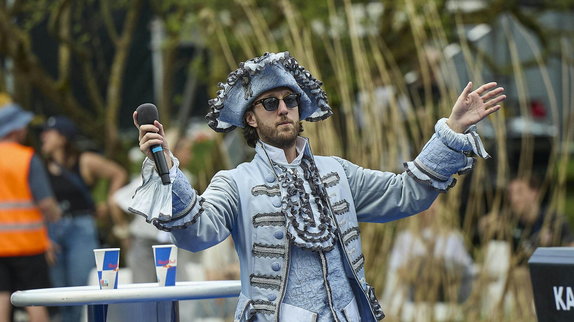 Der er ikke meget ydmyghed over Esben Bjerres liv i det offentlige rum - men netop i sagen om hans utroskab og hans kones kriminelle stalking burde han have stukket piben ind, mener anerkendt kommunikationsrådgiver.