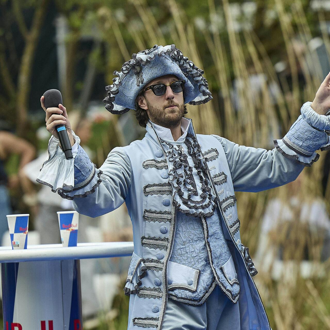 Der er ikke meget ydmyghed over Esben Bjerres liv i det offentlige rum - men netop i sagen om hans utroskab og hans kones kriminelle stalking burde han have stukket piben ind, mener anerkendt kommunikationsrådgiver.