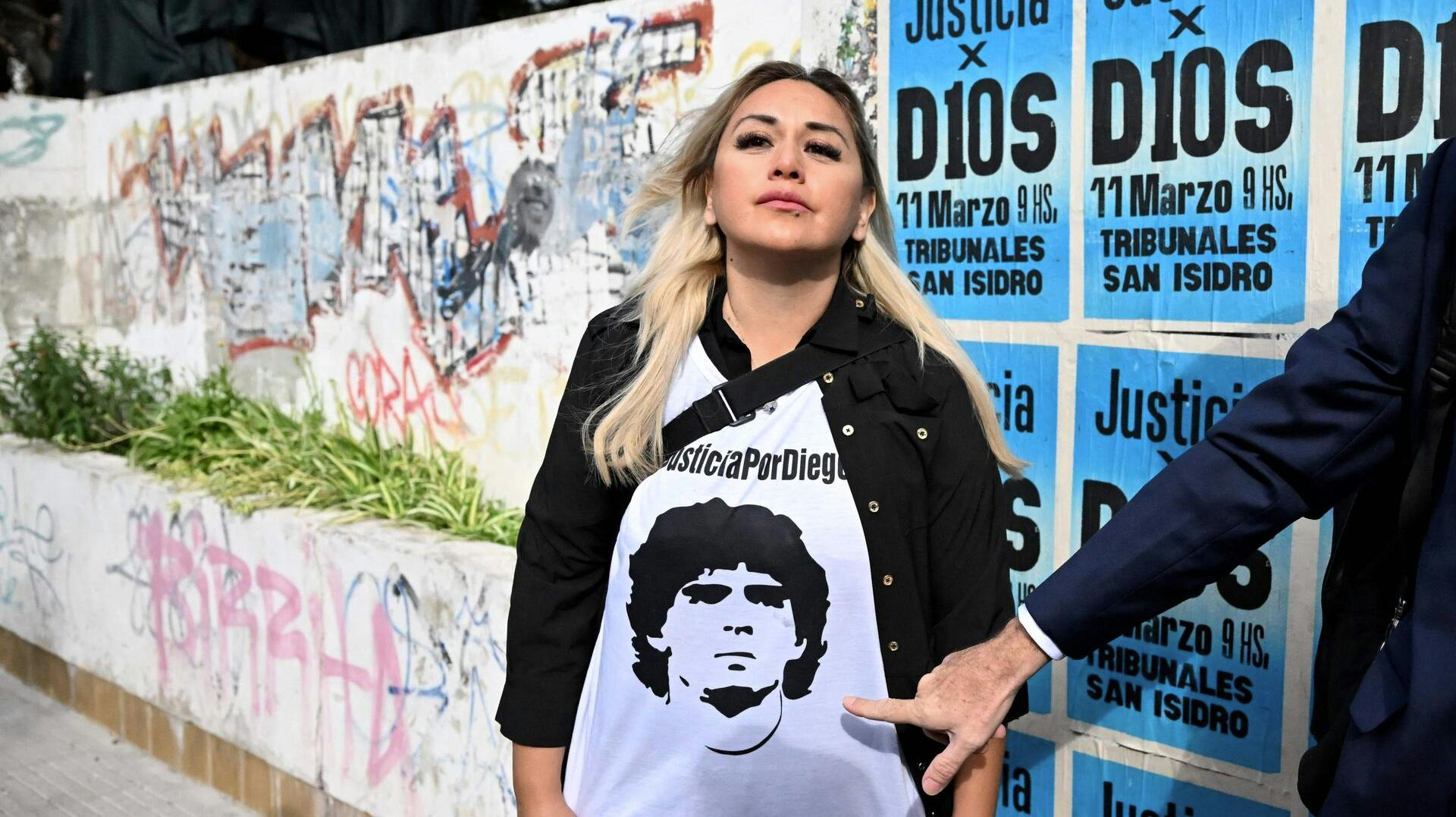 Veronica Ojeda kæmper for sin afdøde mands ære, men det kan blive en svær kamp at vinde i retten. Han havde nemlig i årtier kæmpet med stofmisbrug, alkoholisme og overvægt, som kan være forklaringen på hans brutale død.