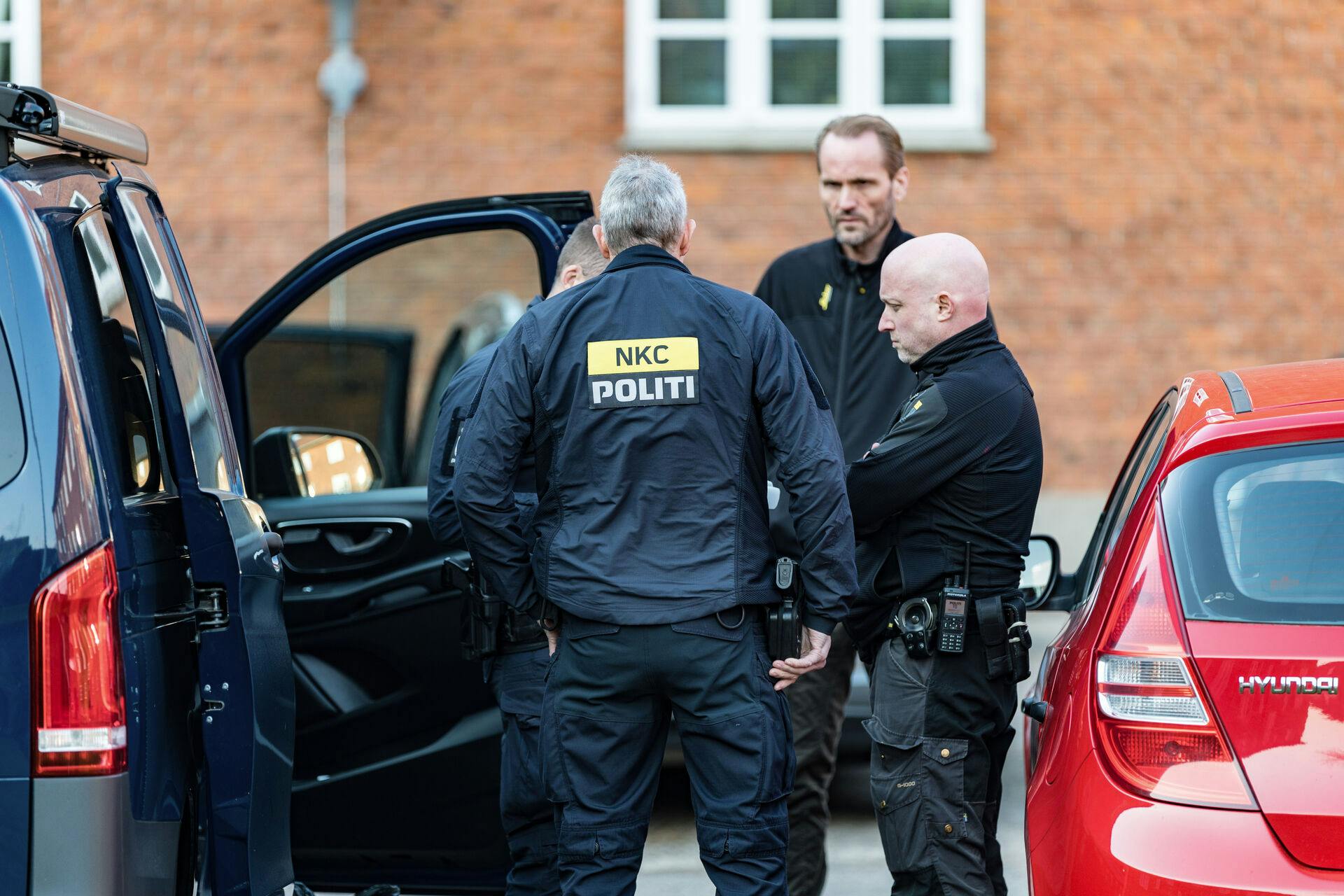 Naboerne til den 61-årige drabssigtede fortæller, at han længe har plaget nabolaget med dødstrusler og overfald på beboerne.
