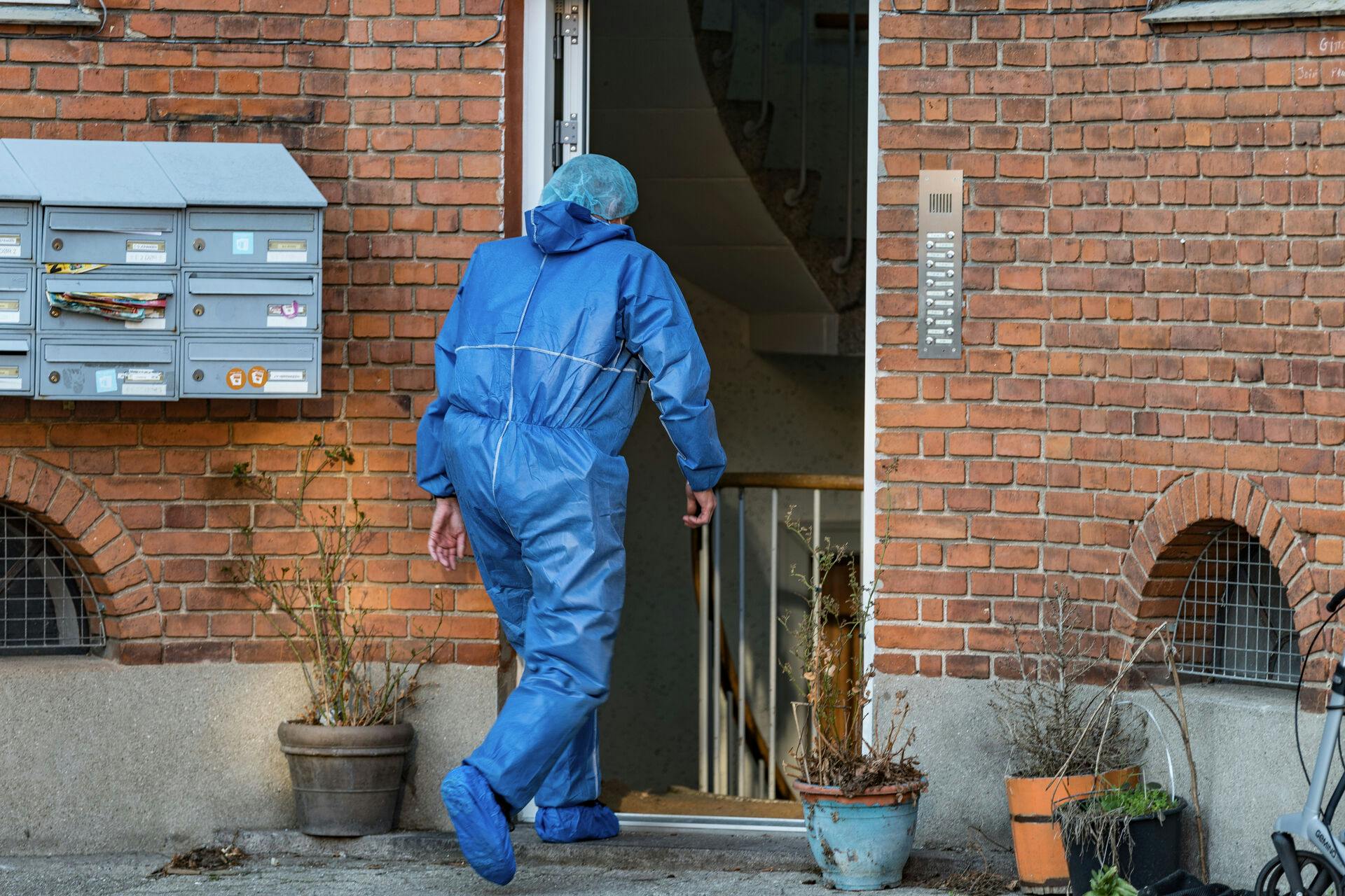 Politiet var til stede mandag den 24. marts for at foretage undersøgelser af lejligheden, hvor en af kvinderne blev dræbt.