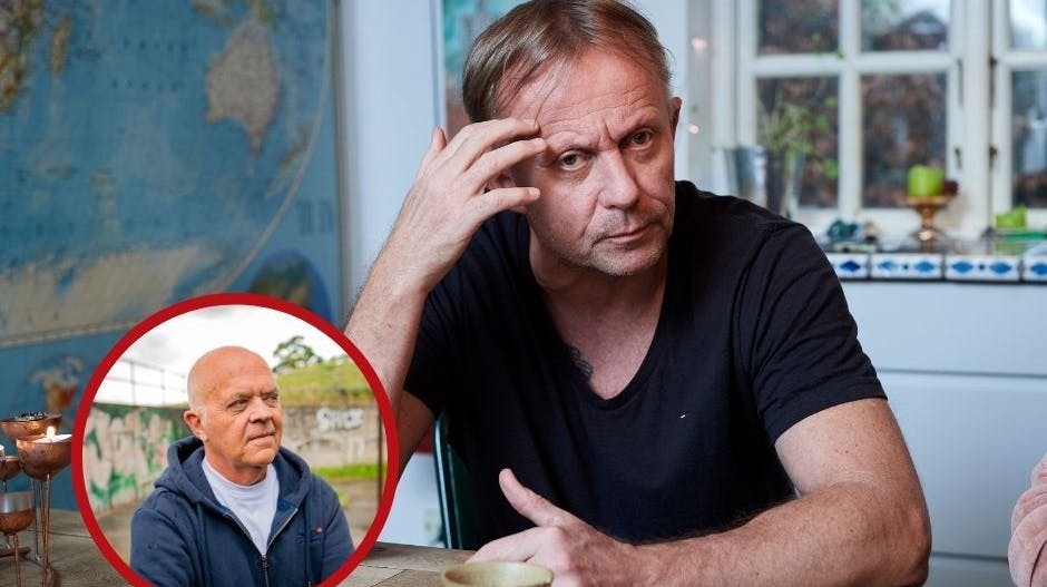 Claus Elgaard fortæller ærligt om, hvordan han for åben skærm skar sig selv i armen, mens han sad ved siden af Jes Dorph-Petersen i nyhedsstudiet på TV 2.