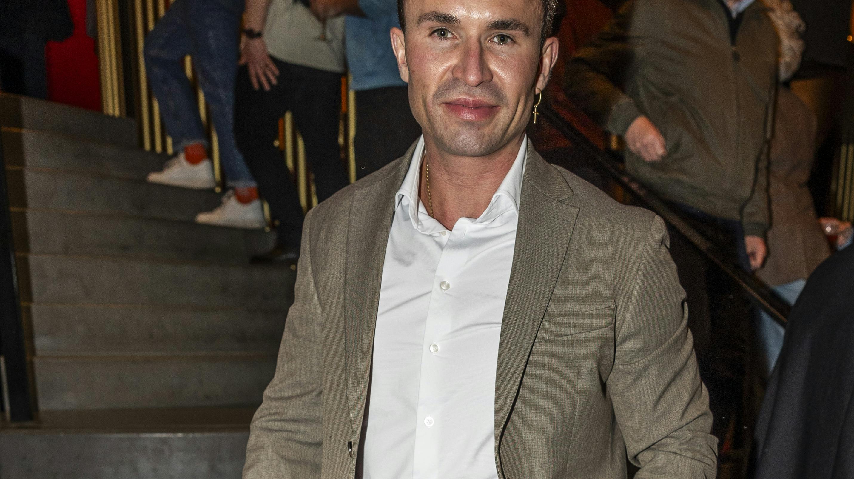 Gustav Salinas på den røde løber lørdag aften på Folketeatret.