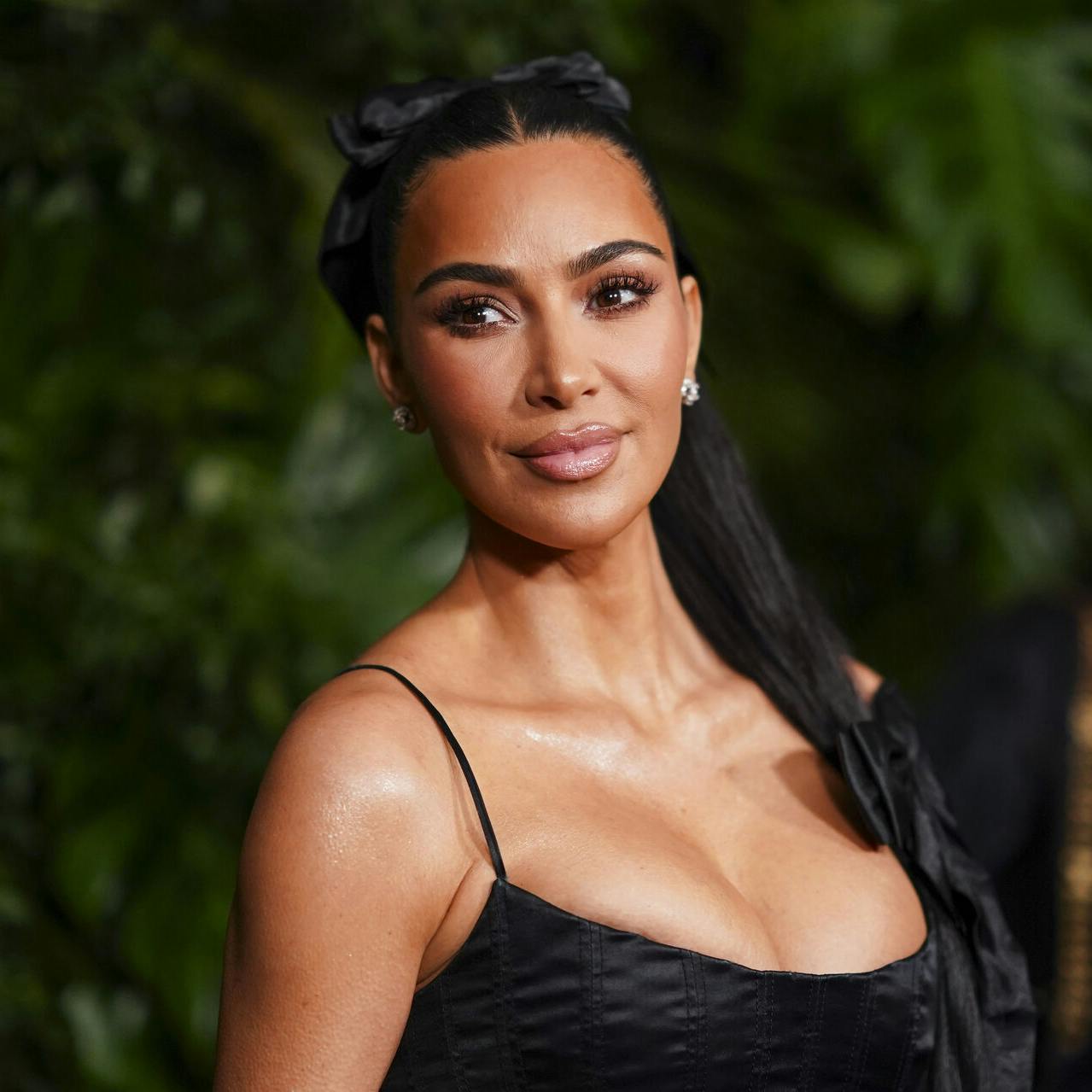 Kim Kardashian manifesterer kærligheden.